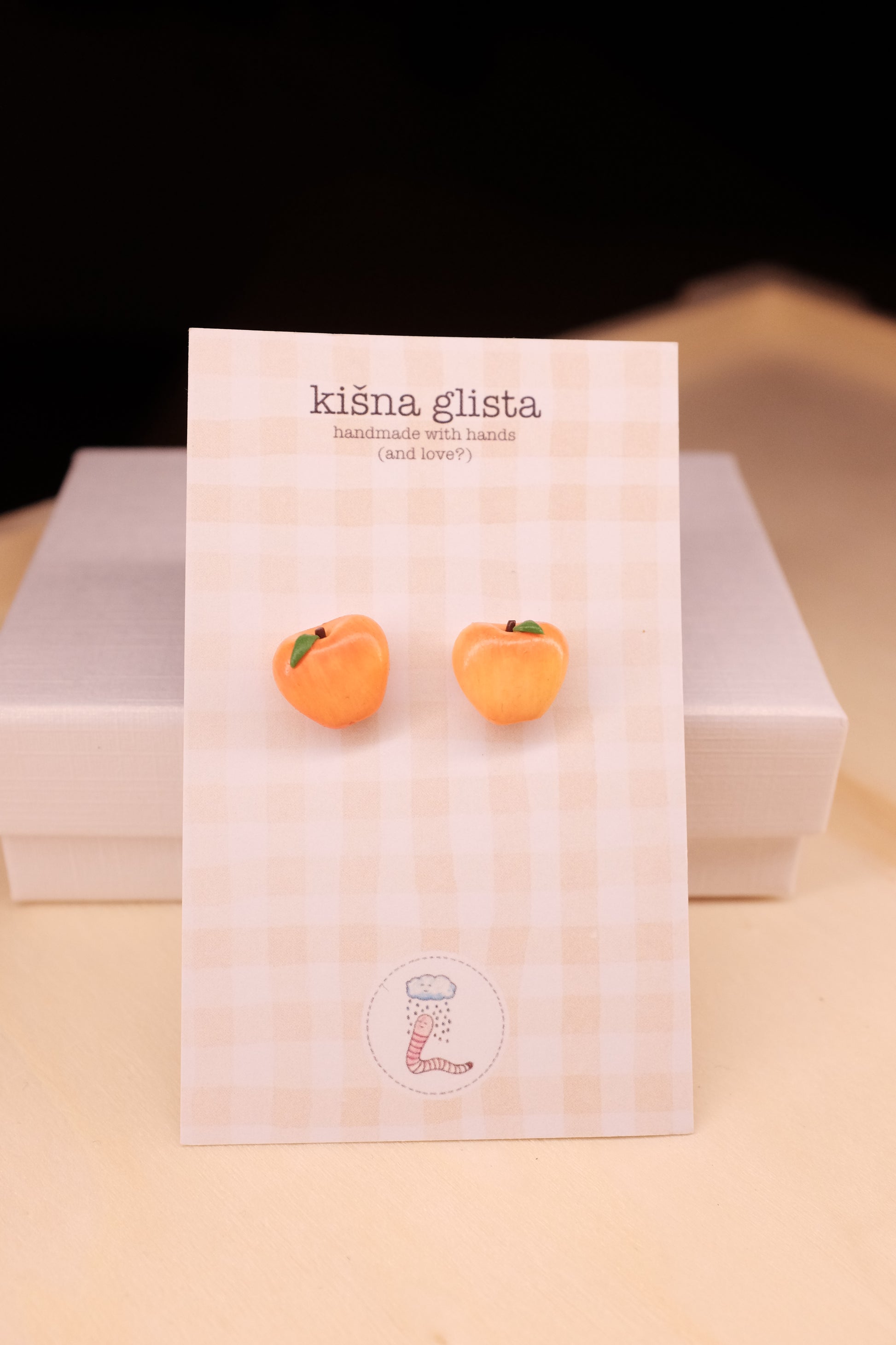 Jabuka, minđuše sa iglicom