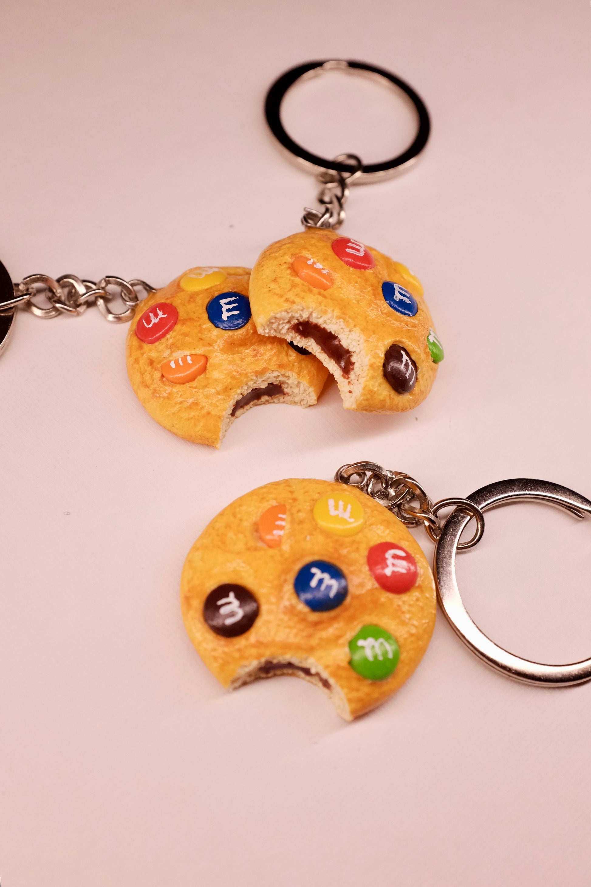 Keks sa m&m bombonicama, privezak