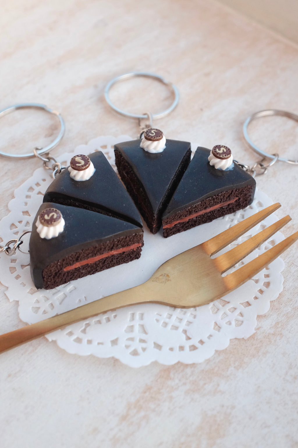 Saher torta, privezak