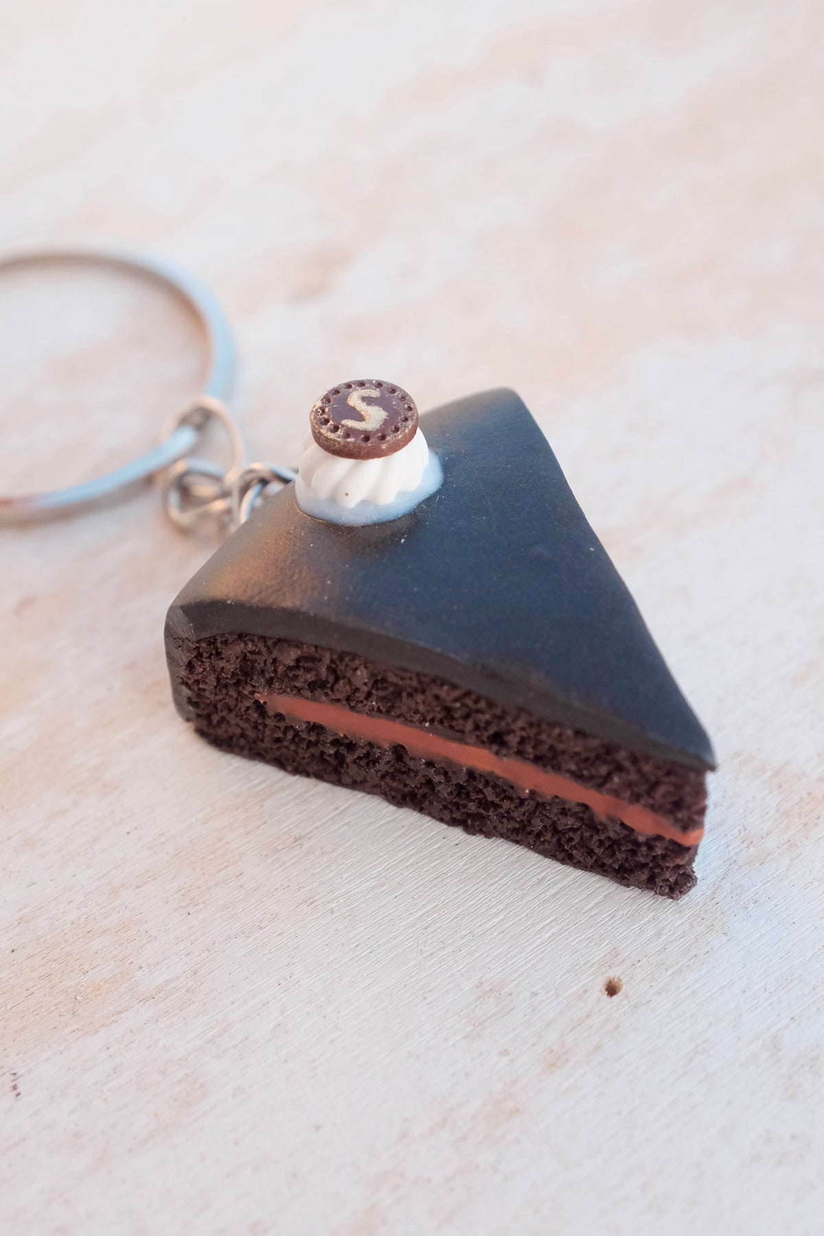 Saher torta, privezak