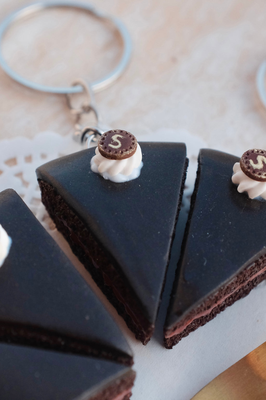 Saher torta, privezak