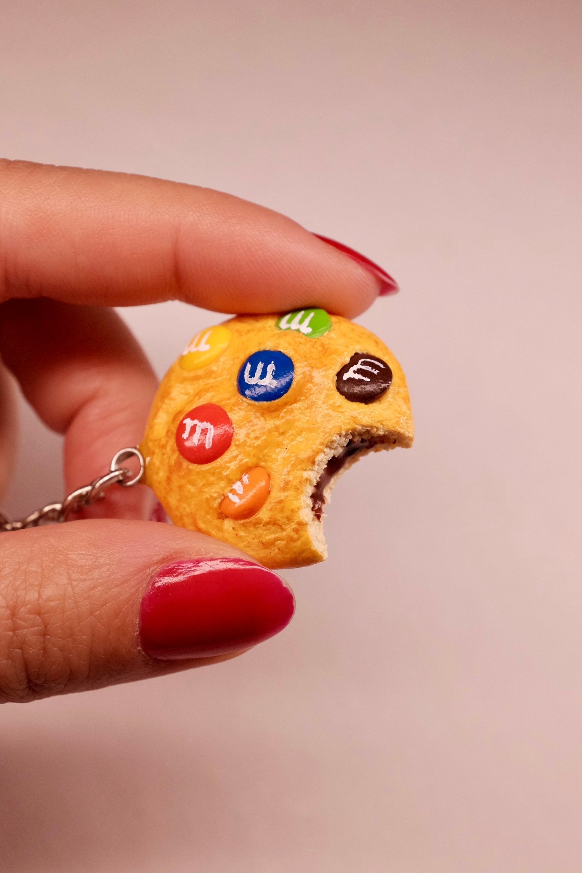 Keks sa m&m bombonicama, privezak