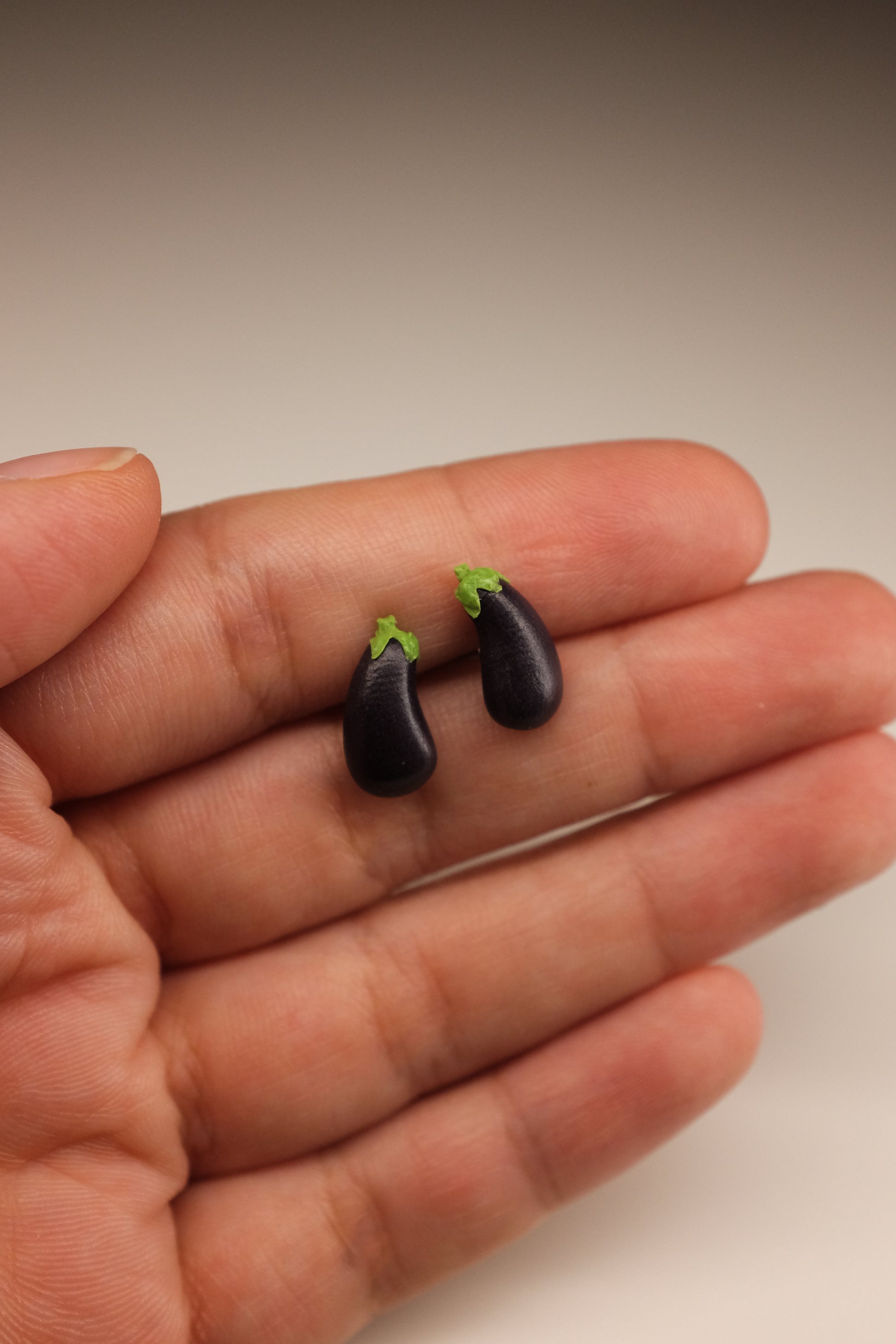 Patlidžan, minđuše sa iglicom