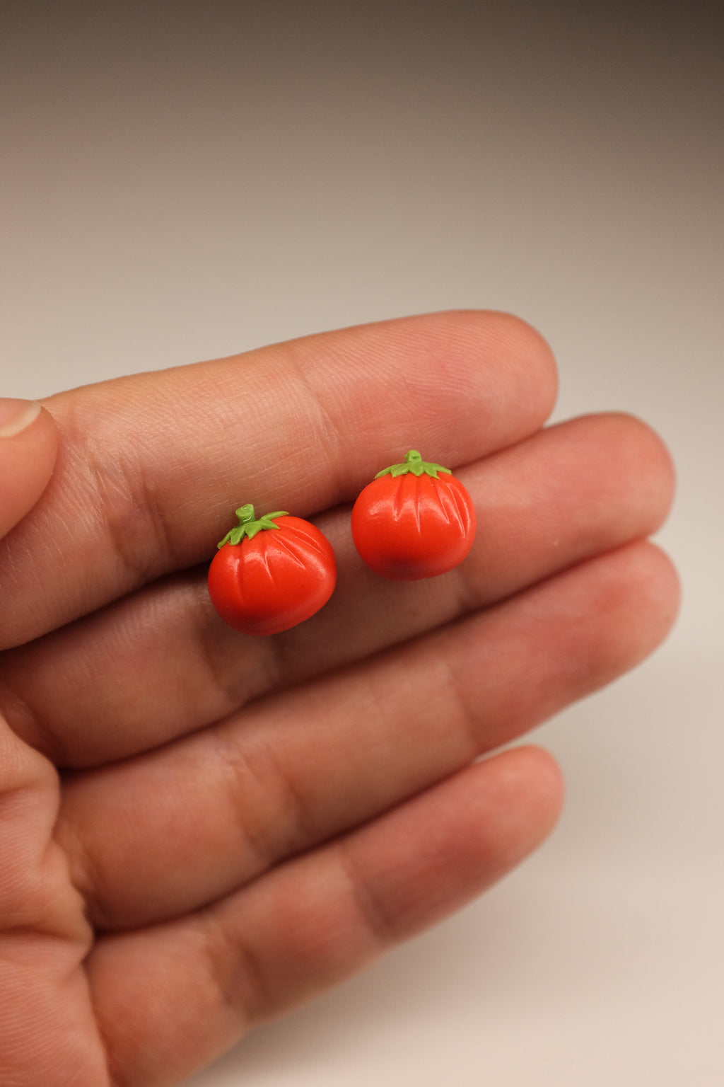 Paradajz, minđuše sa iglicom