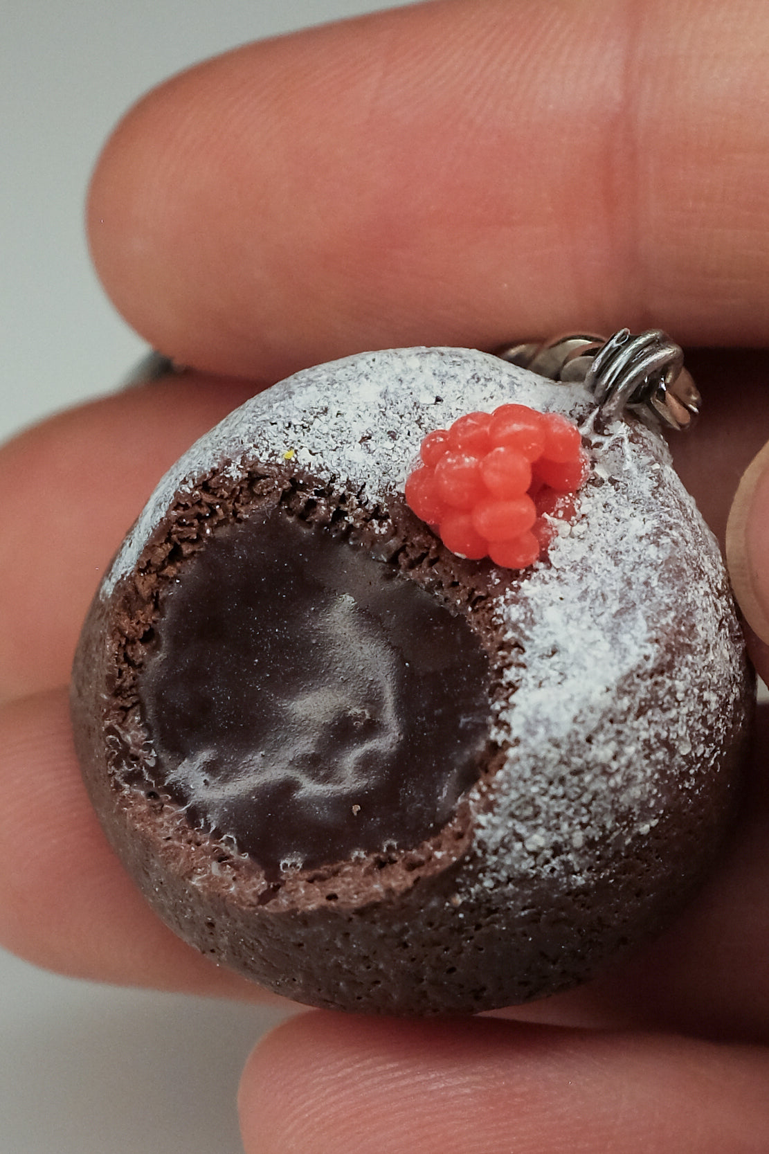 Lava kejk sa malinom, privezak