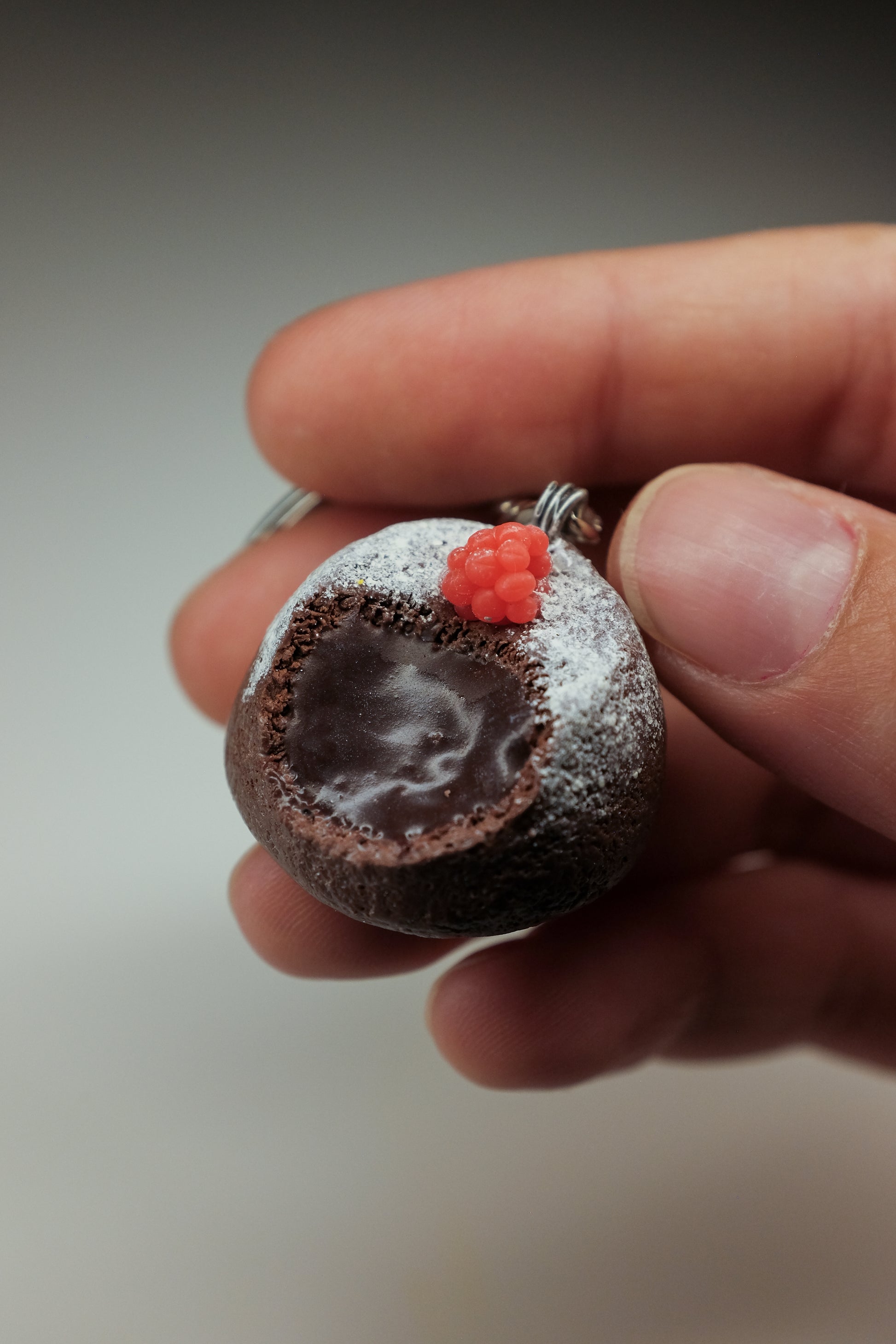 Lava kejk sa malinom, privezak