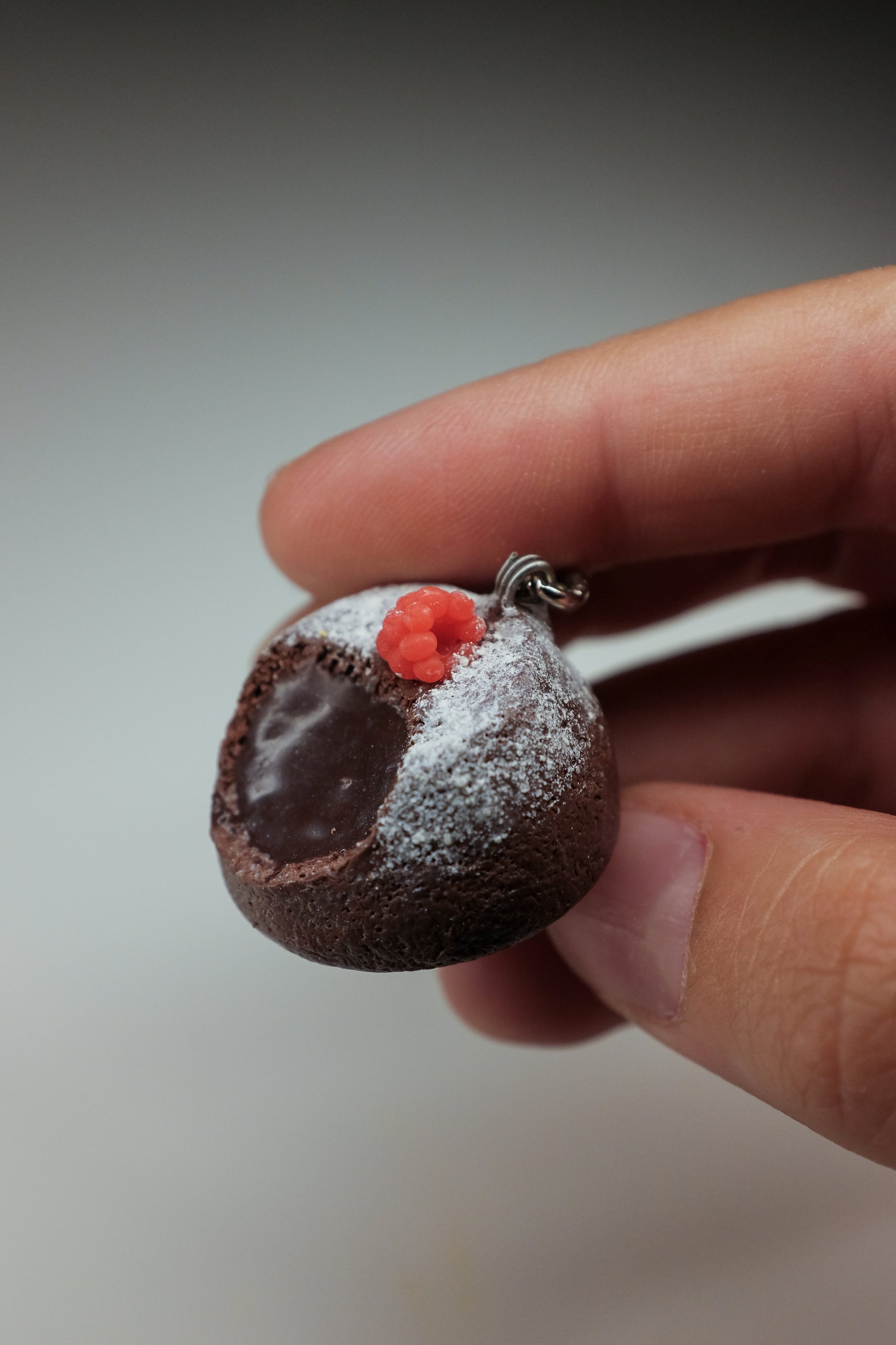 Lava kejk sa malinom, privezak