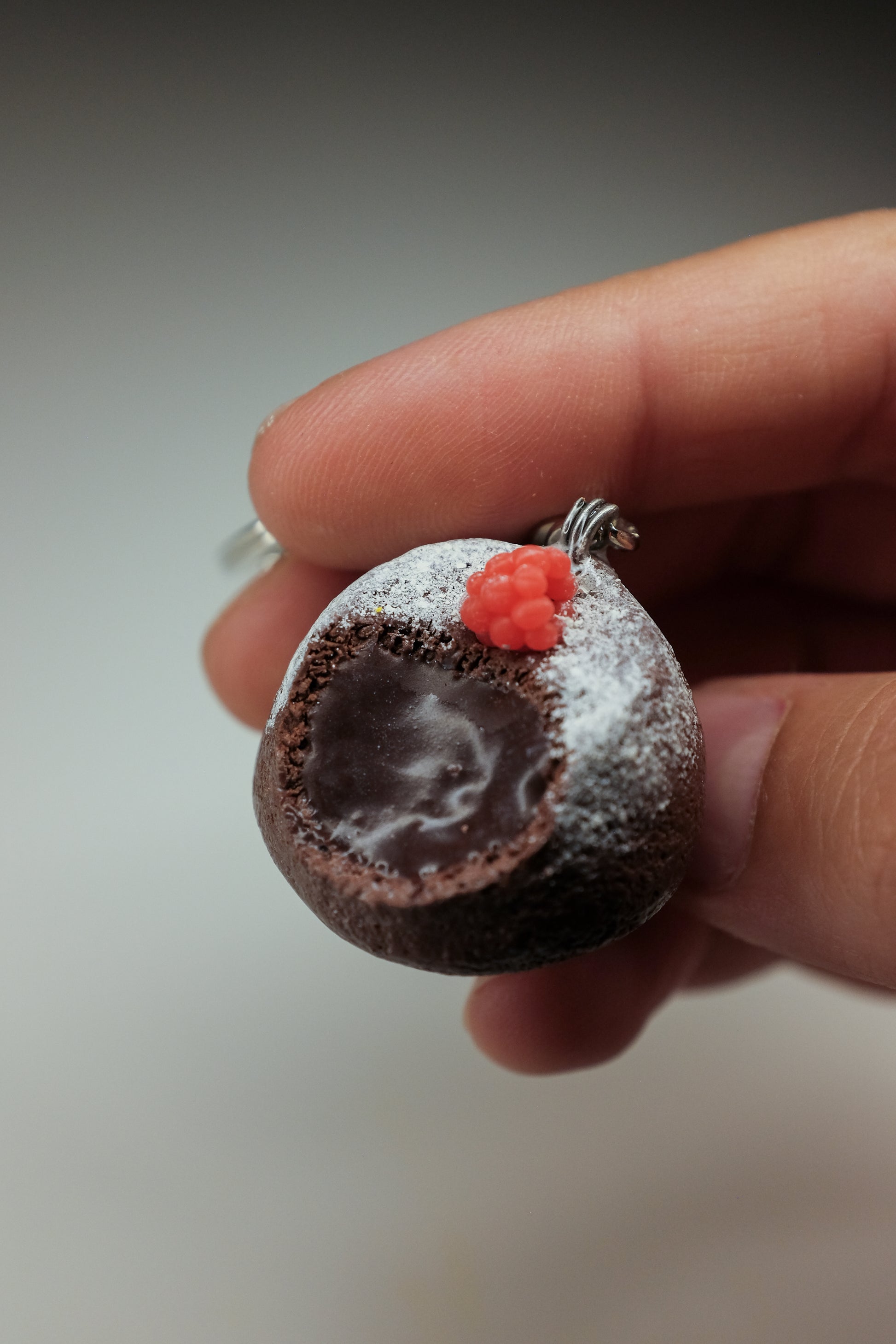 Lava kejk sa malinom, privezak