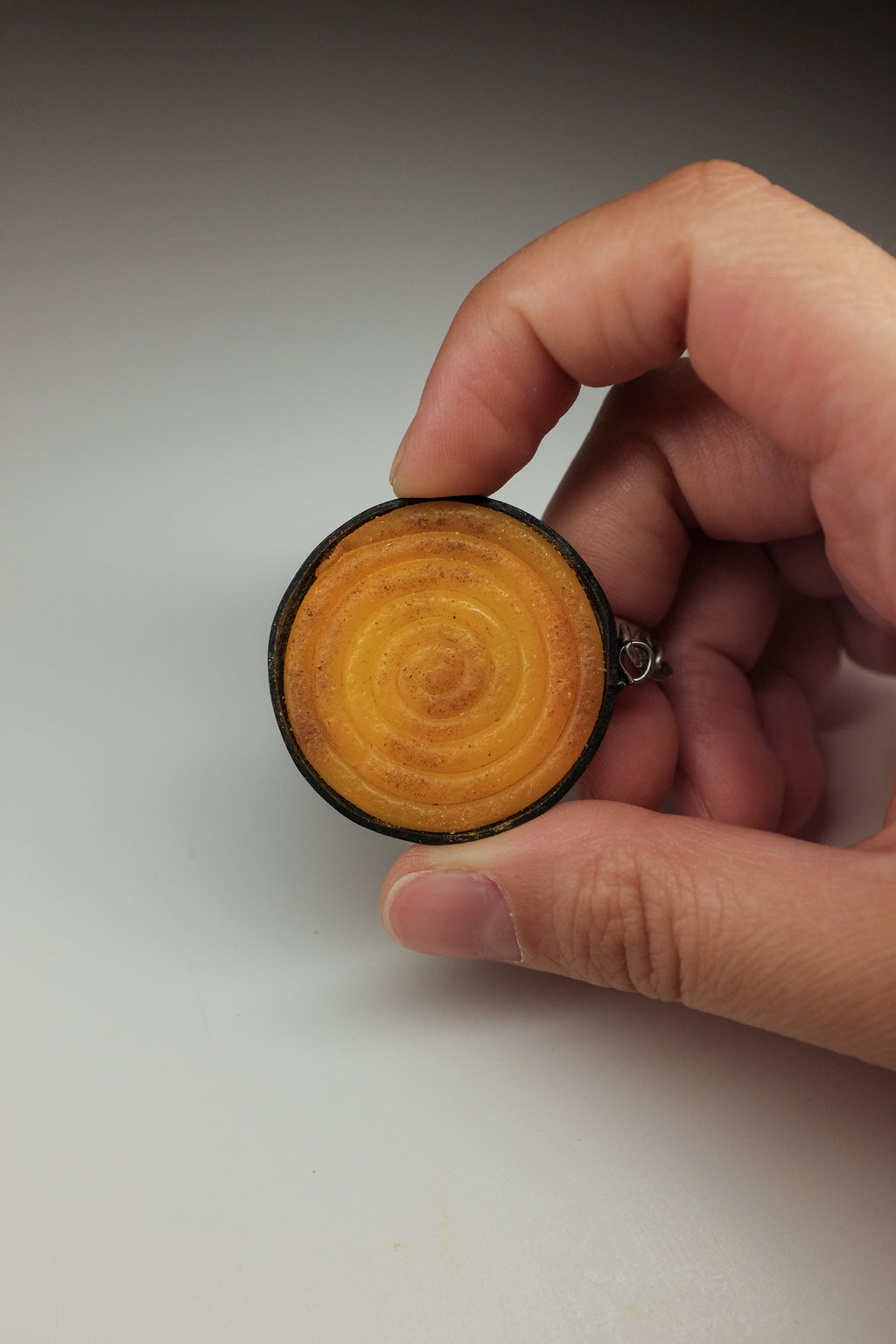 Burek u tepsiji, privezak