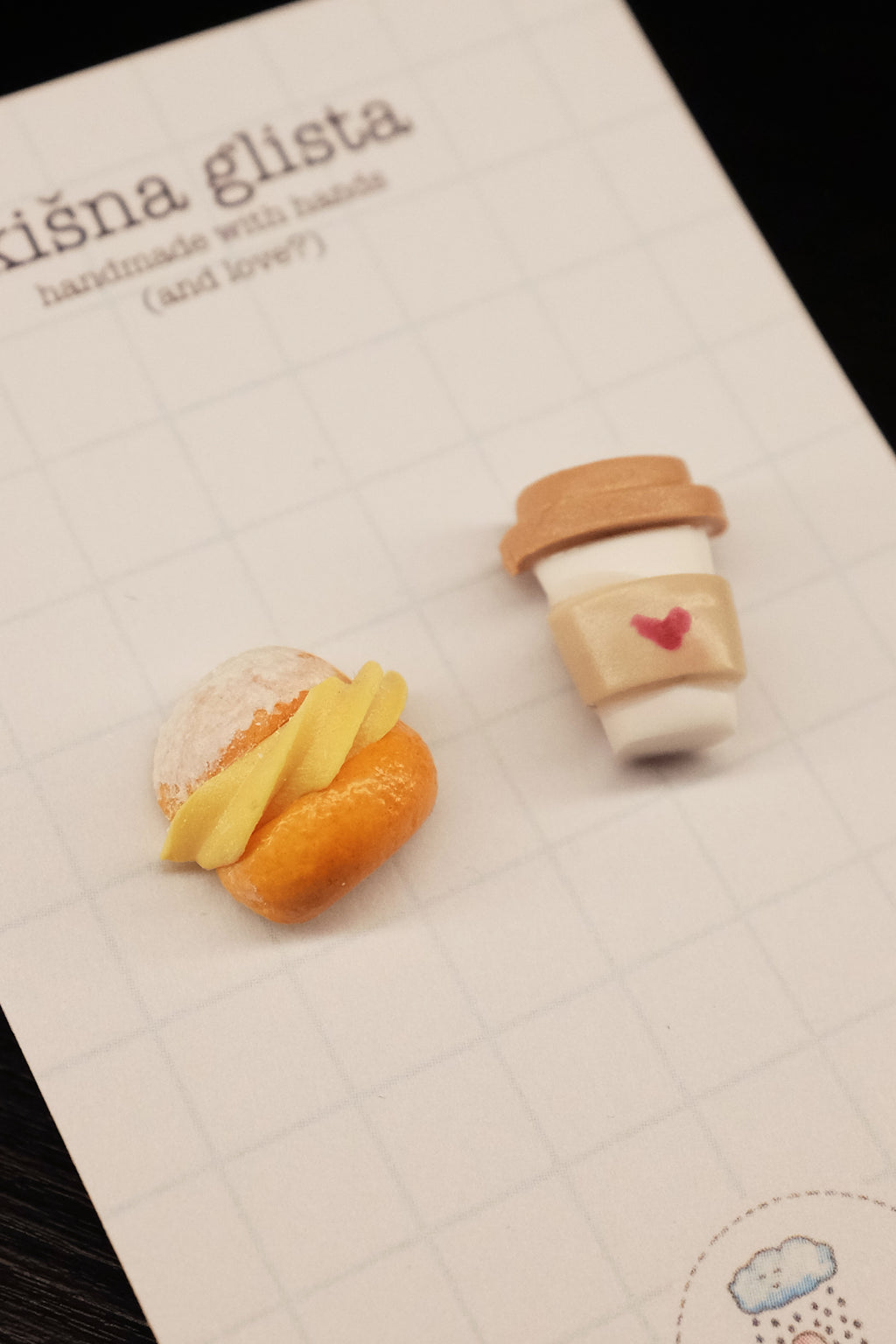 Kafa za poneti i slatkiš, minđuše sa iglicom