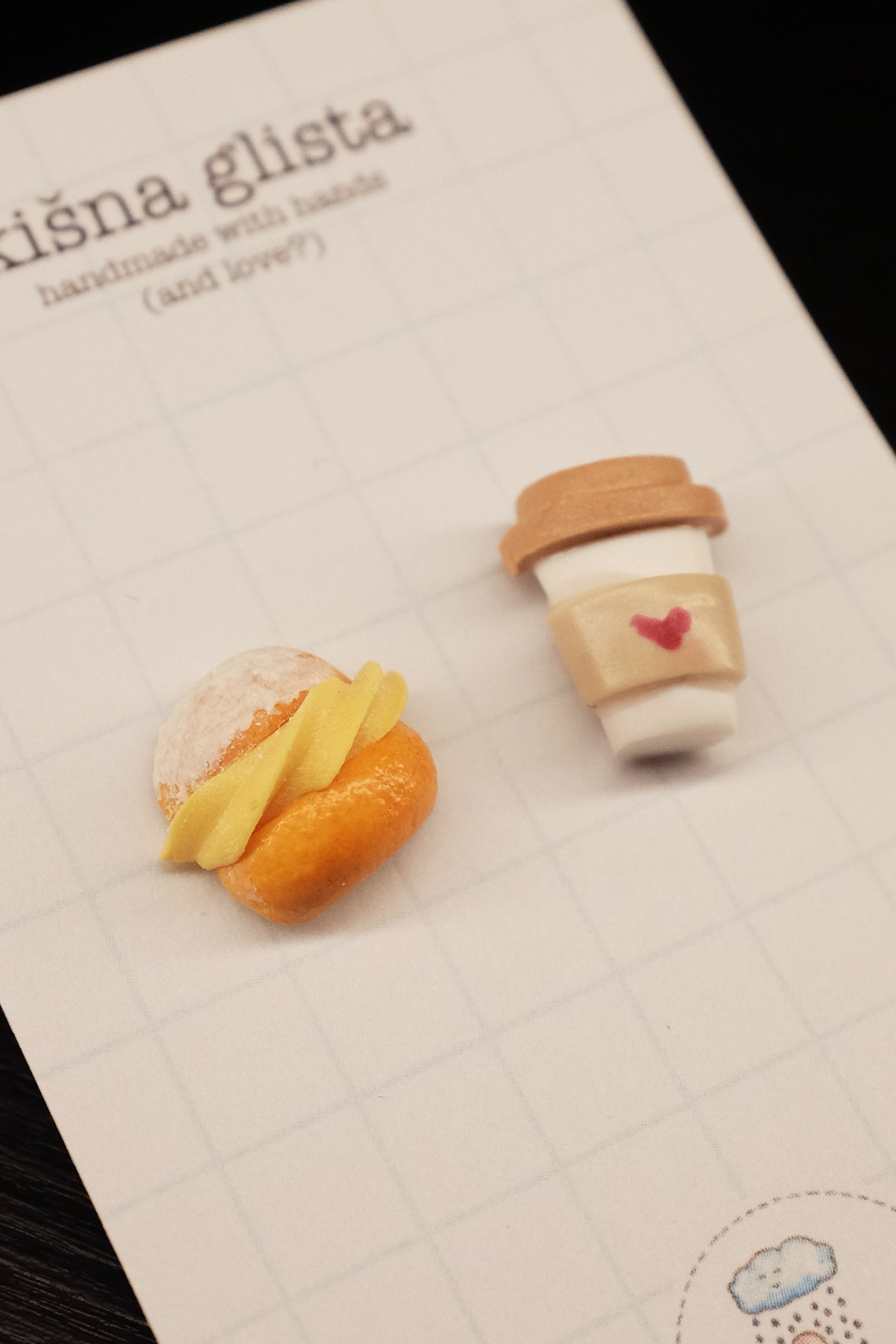 Kafa za poneti i slatkiš, minđuše sa iglicom