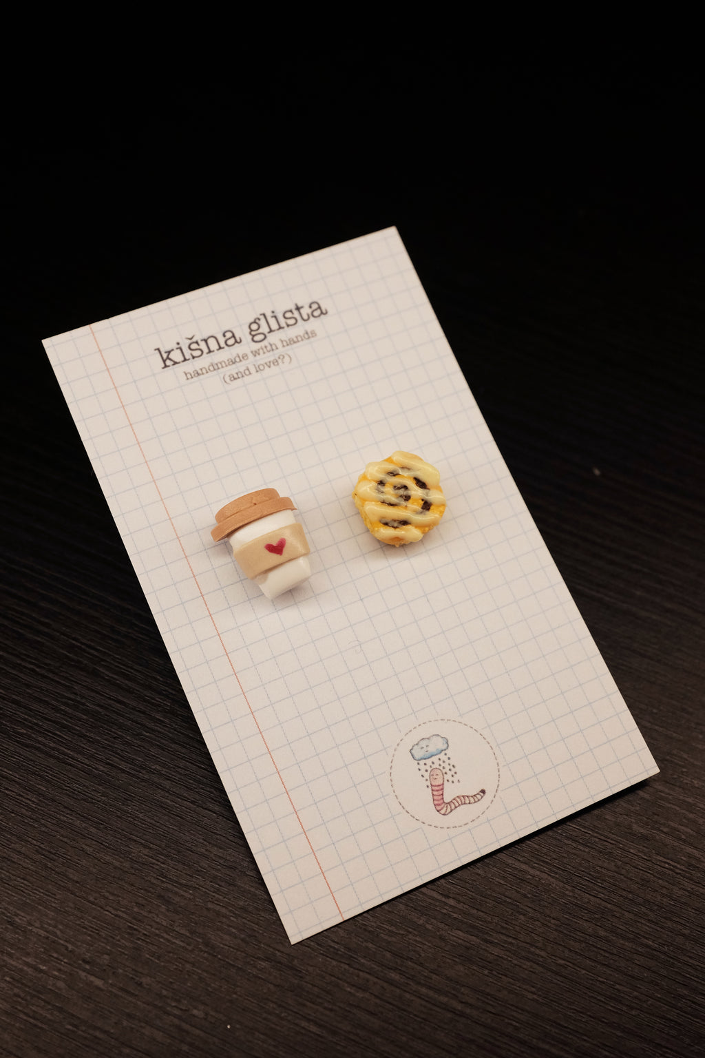 Kafa za poneti i slatkiš, minđuše sa iglicom