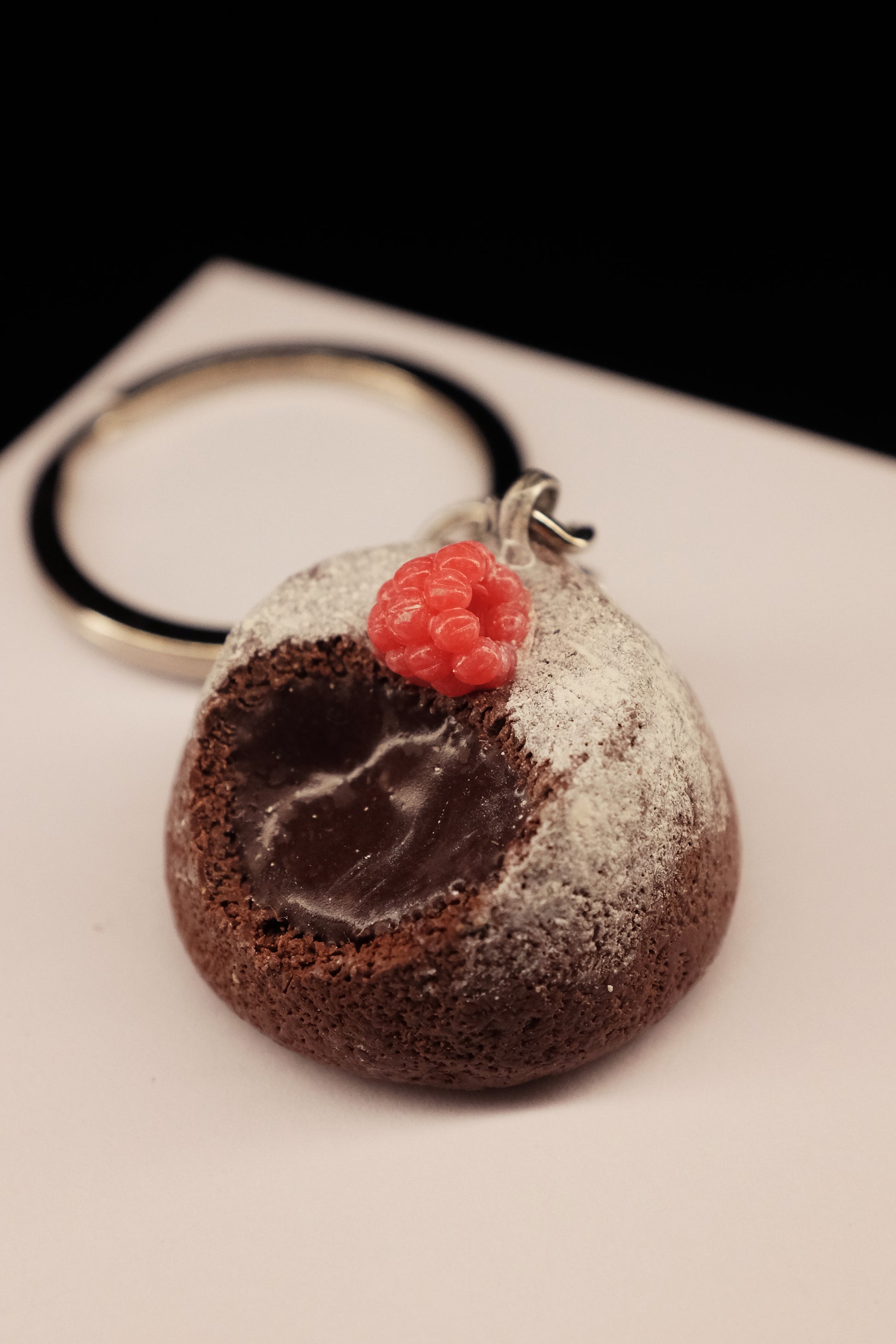 Lava kejk sa malinom, privezak