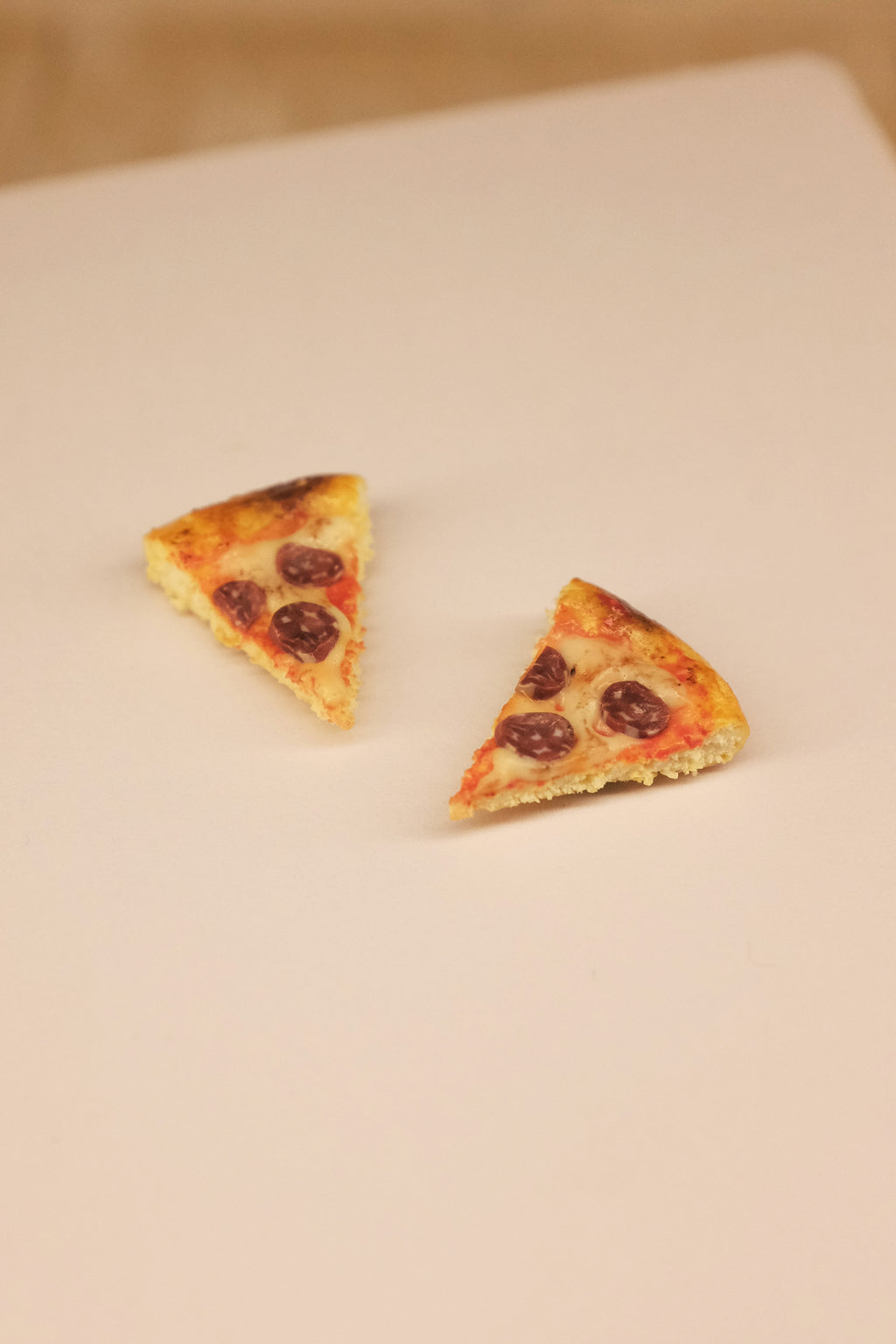 Parče pice, minđuše sa iglicom