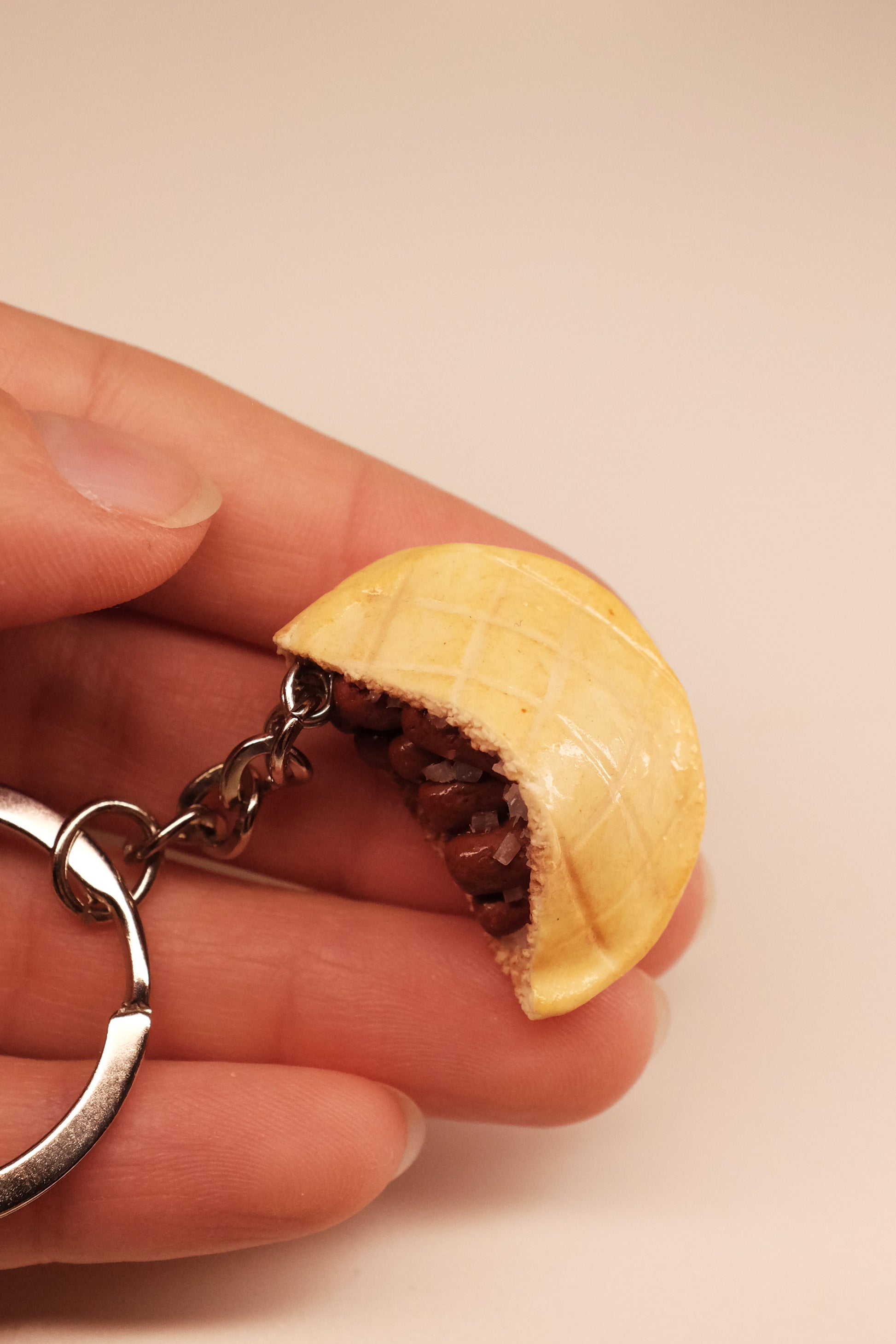 Deset u pola s lukom, privezak