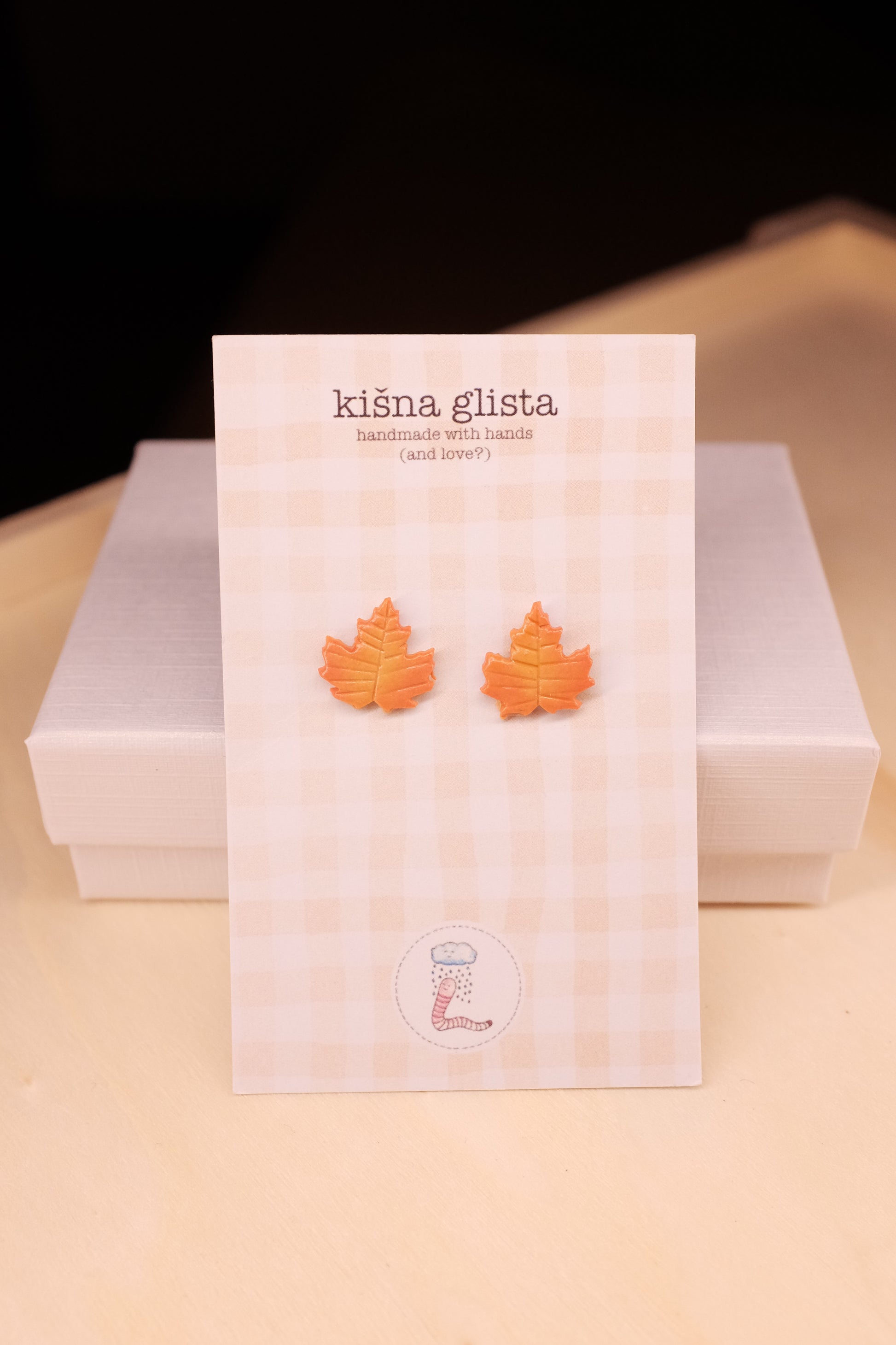 List, minđuše sa iglicom