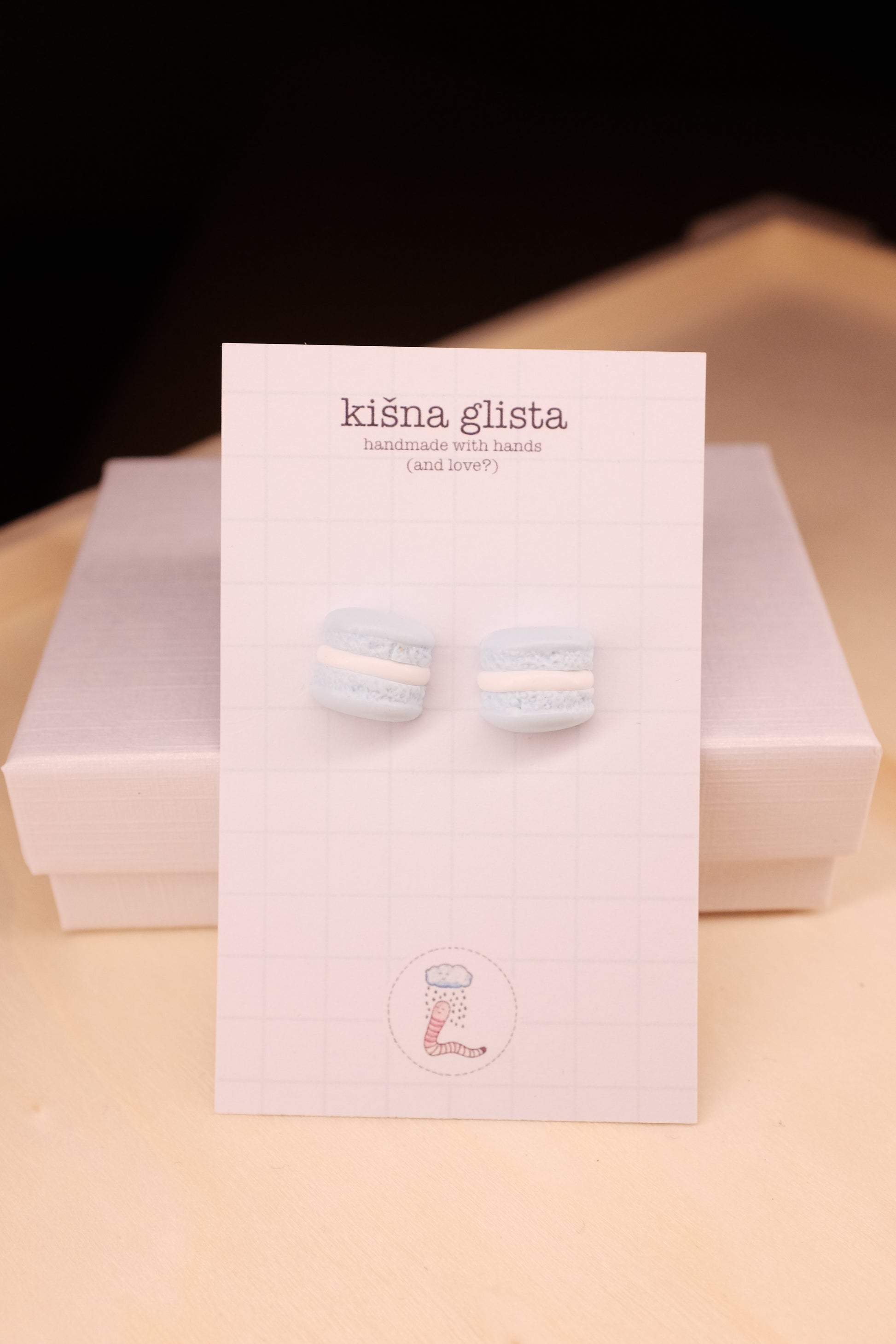 Makarun, minđuše sa iglicom