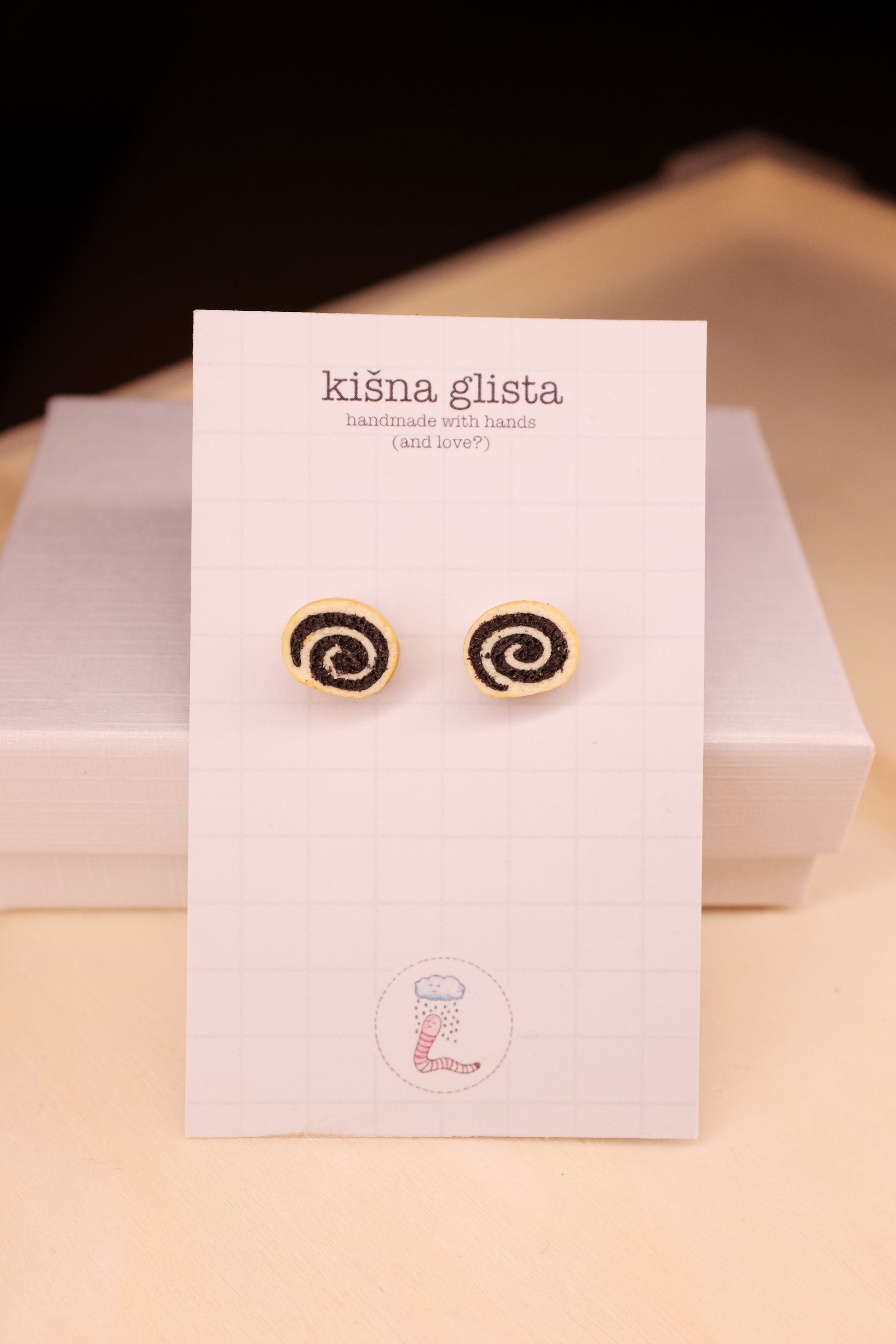 Štrudla sa makom, minđuše sa iglicom