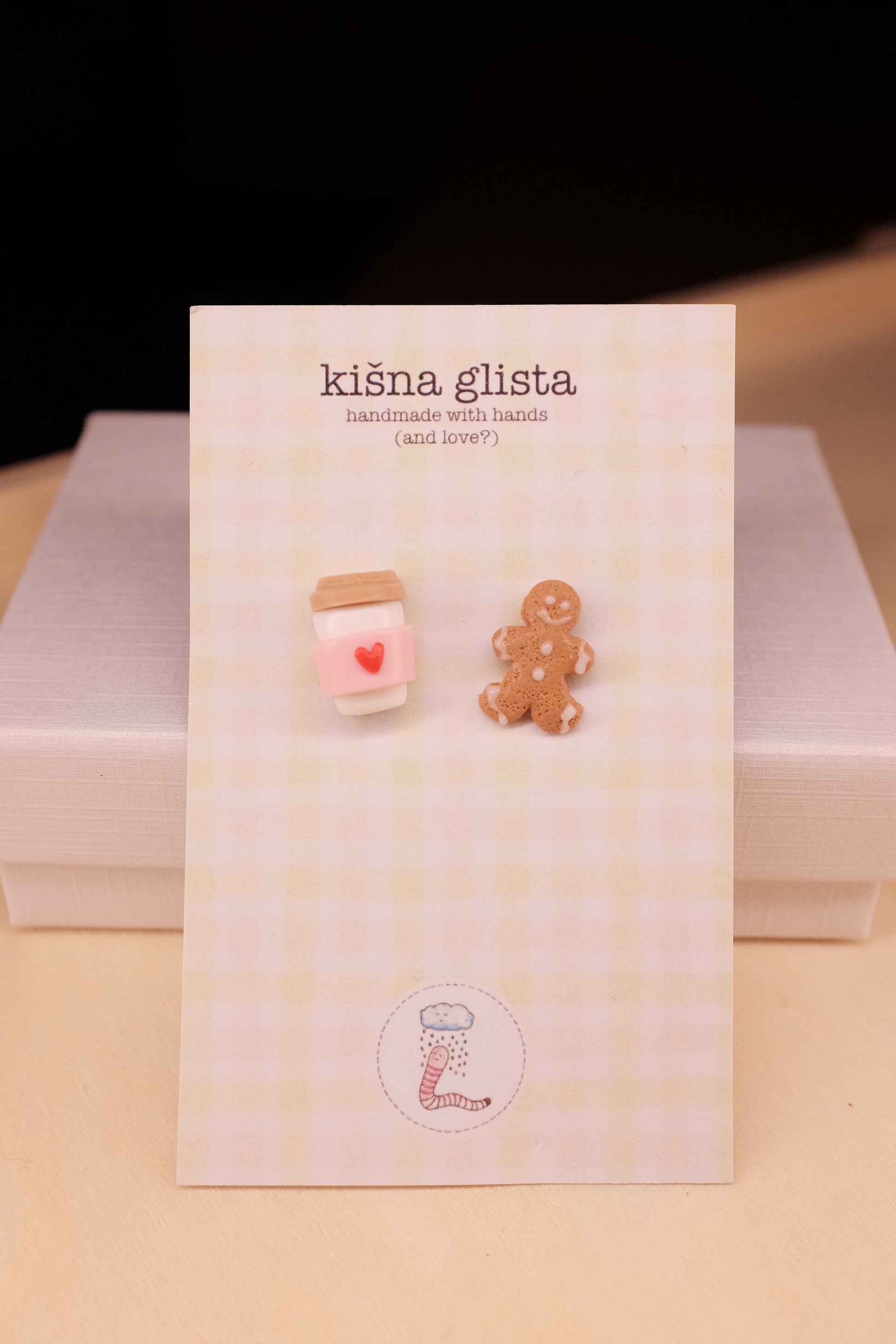 Kafa za poneti i slatkiš, minđuše sa iglicom