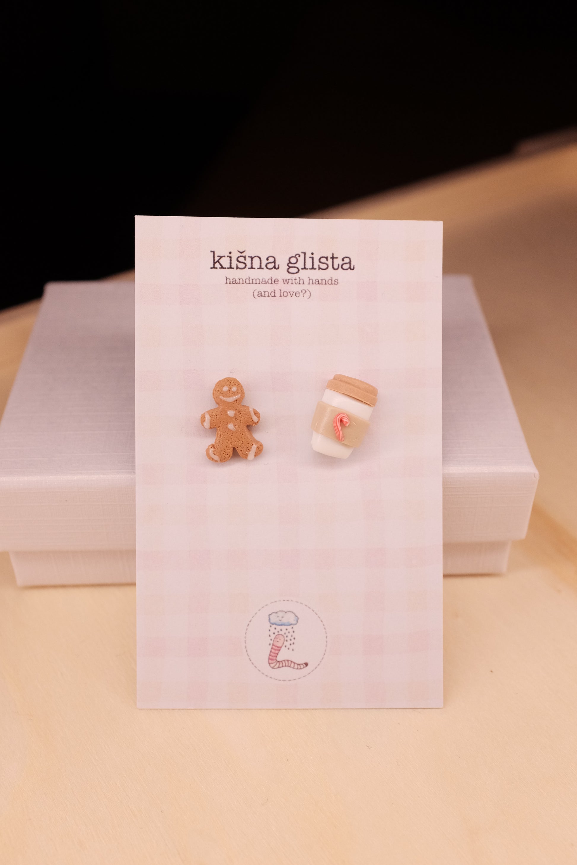 Kafa za poneti i slatkiš, minđuše sa iglicom