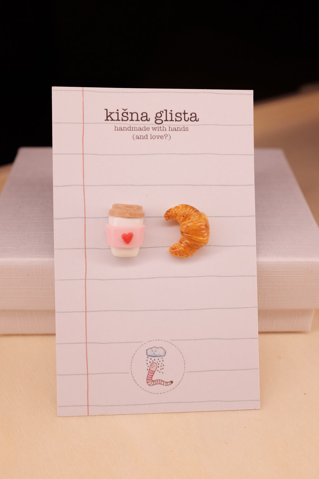 Kafa za poneti i slatkiš, minđuše sa iglicom