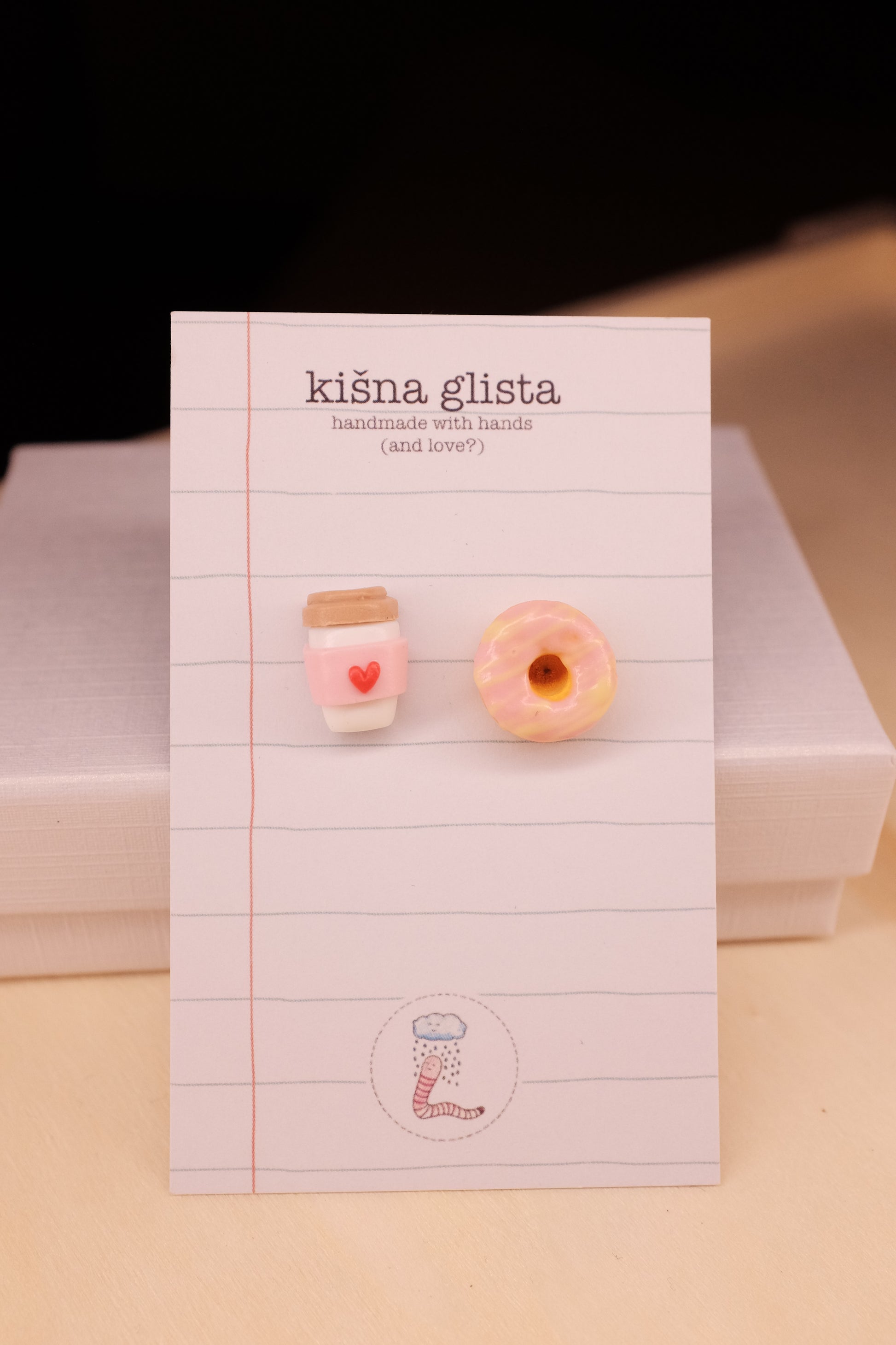 Kafa za poneti i slatkiš, minđuše sa iglicom