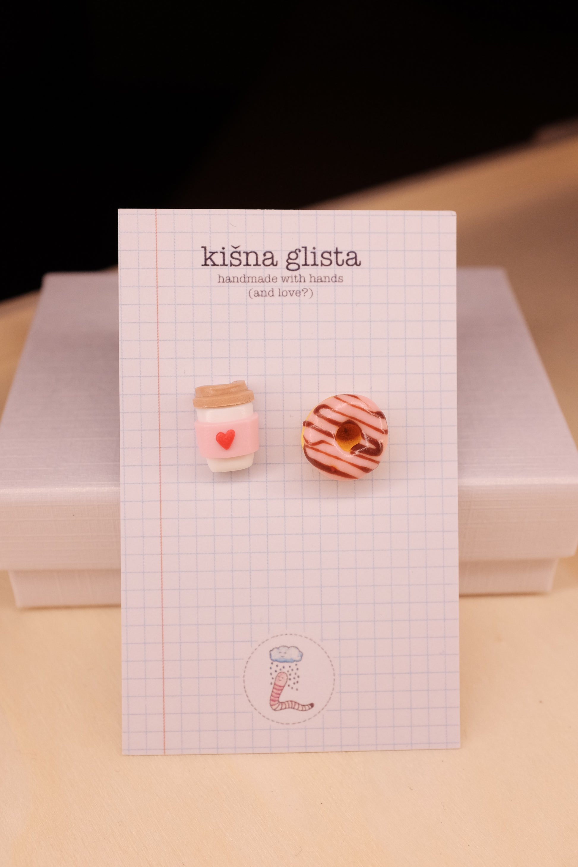 Kafa za poneti i slatkiš, minđuše sa iglicom