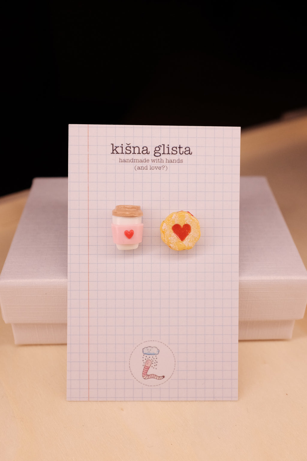 Kafa za poneti i slatkiš, minđuše sa iglicom