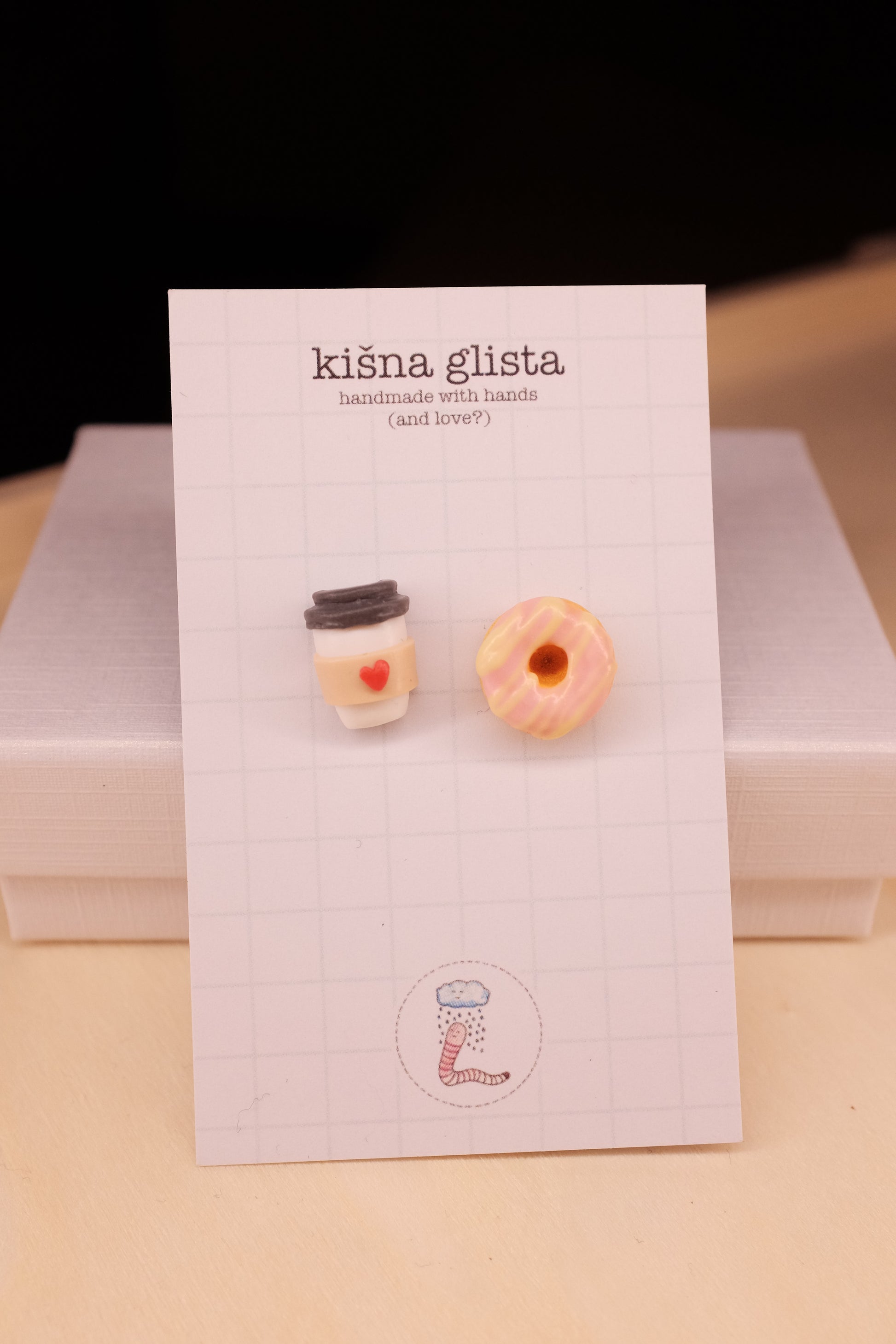 Kafa za poneti i slatkiš, minđuše sa iglicom