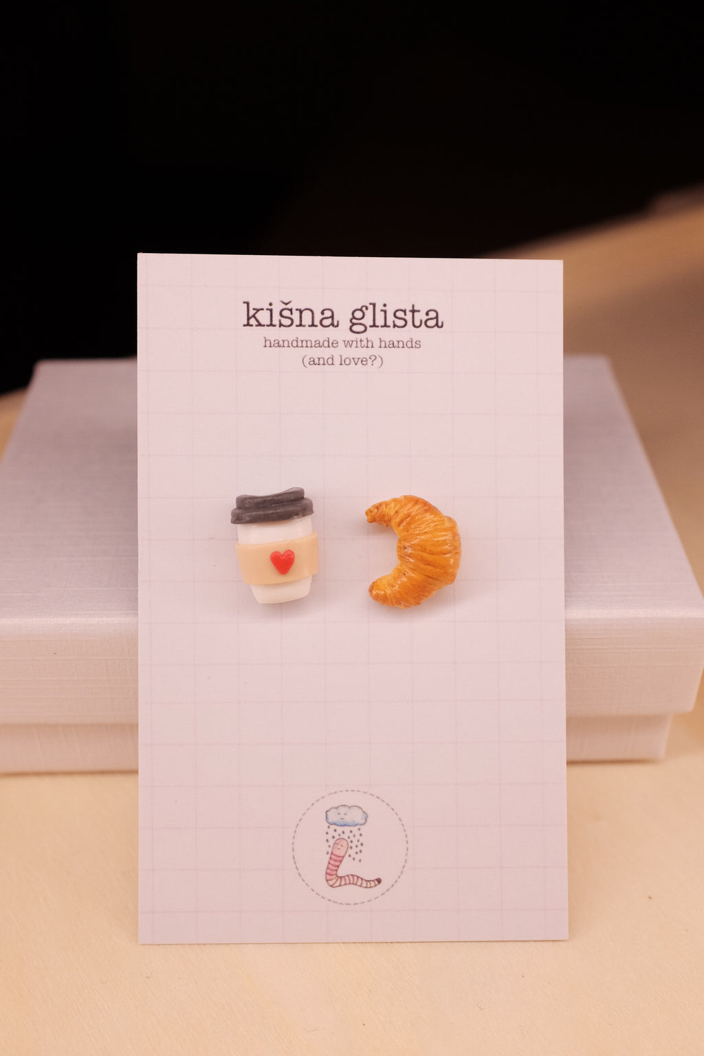 Kafa za poneti i slatkiš, minđuše sa iglicom