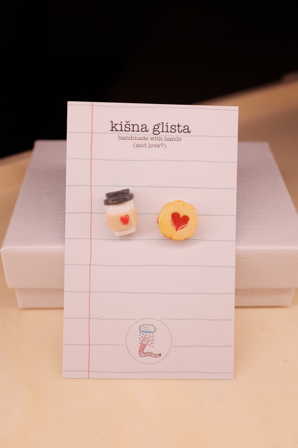 Kafa za poneti i slatkiš, minđuše sa iglicom