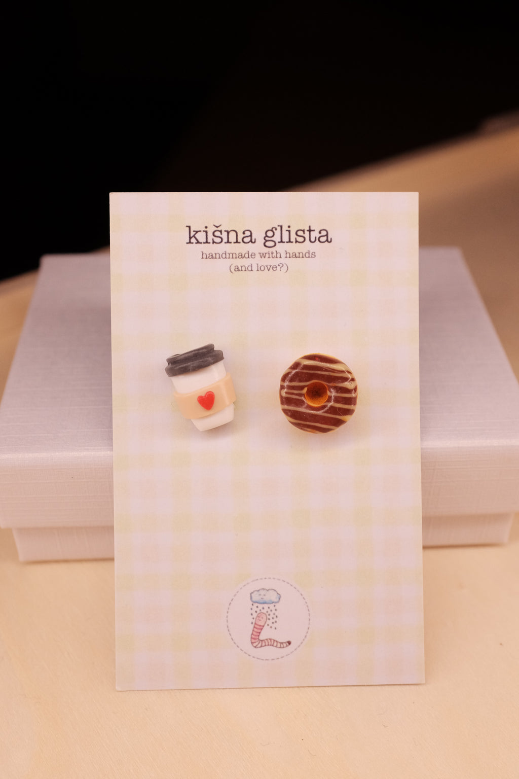 Kafa za poneti i slatkiš, minđuše sa iglicom