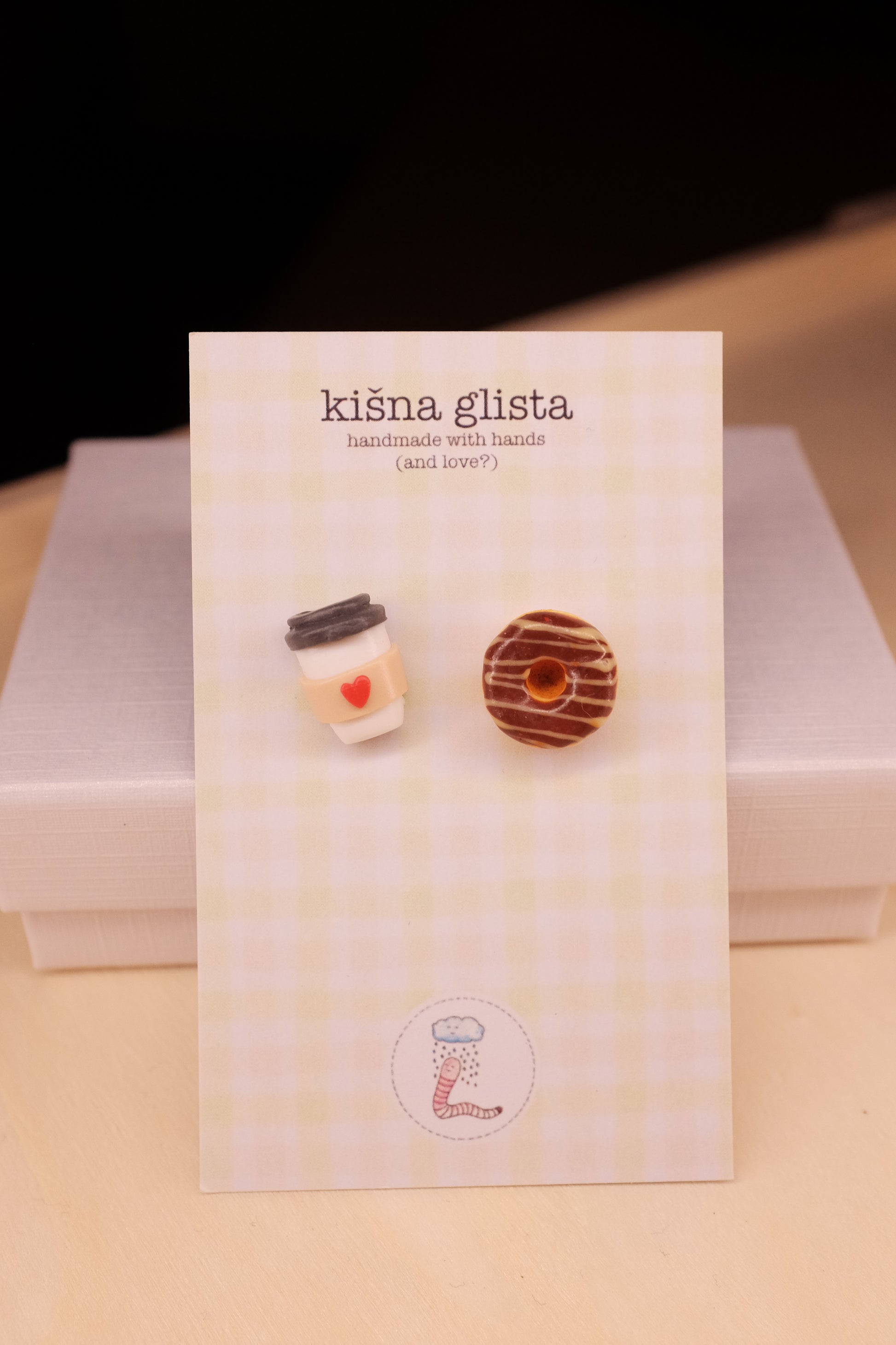 Kafa za poneti i slatkiš, minđuše sa iglicom