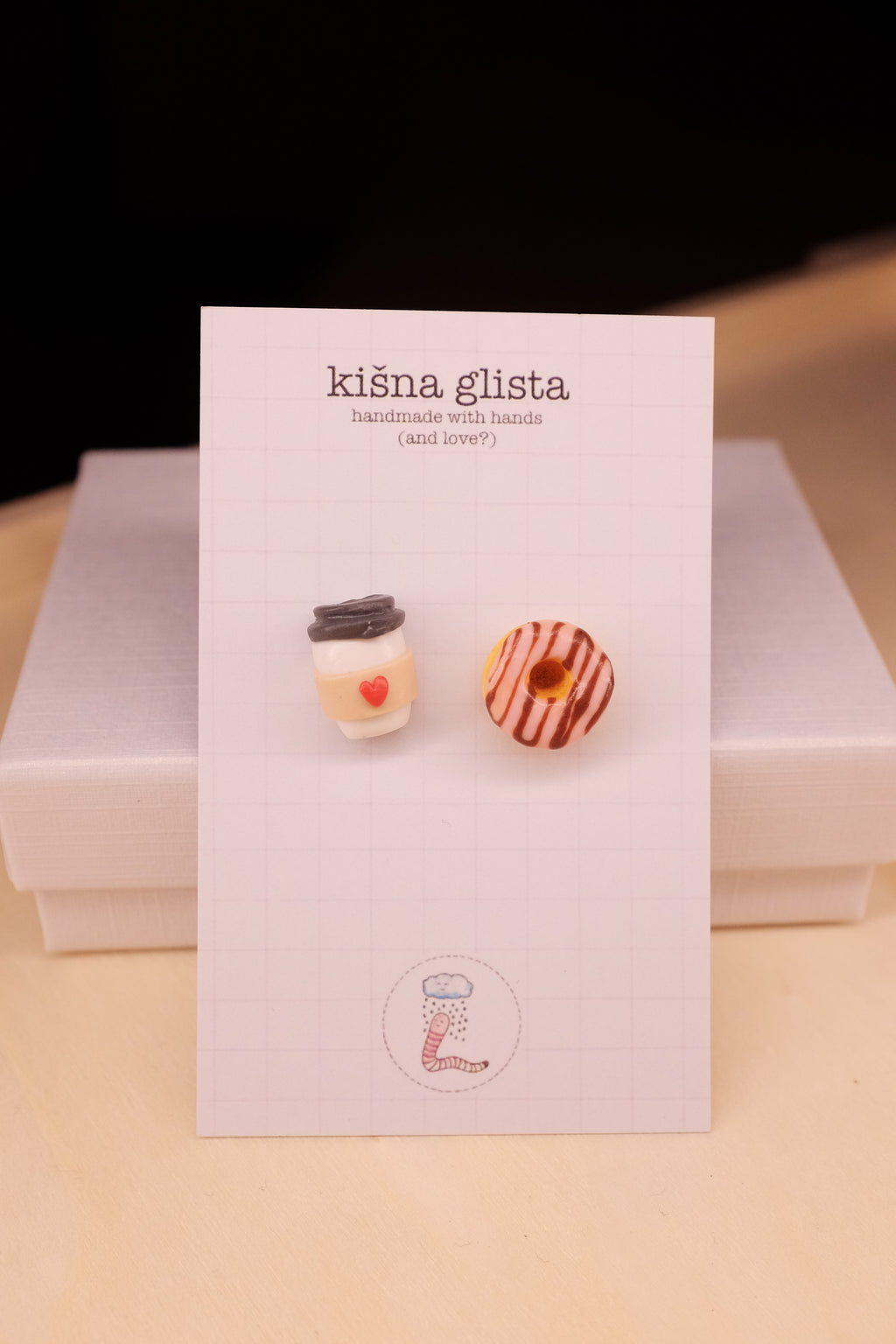 Kafa za poneti i slatkiš, minđuše sa iglicom