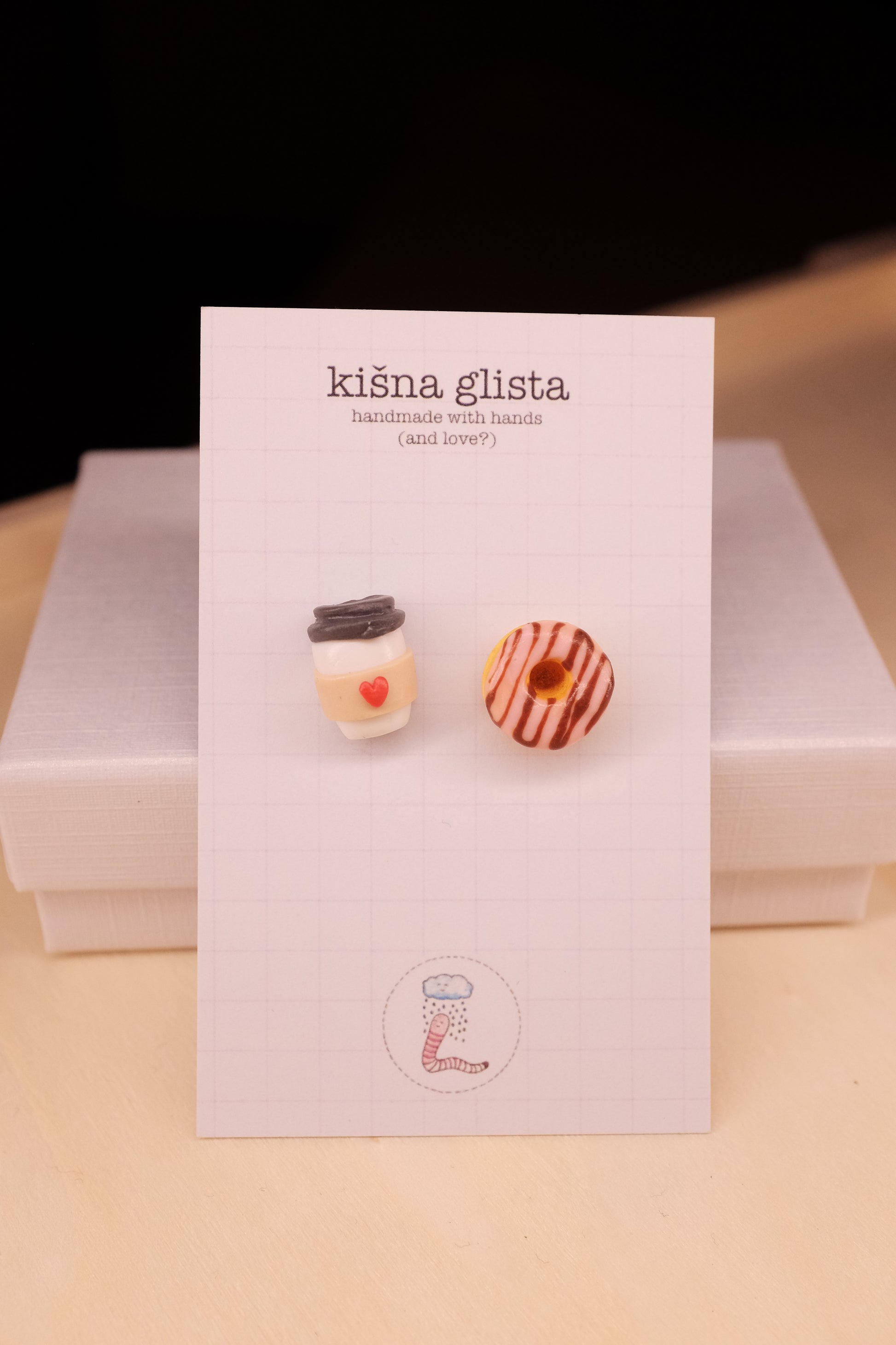 Kafa za poneti i slatkiš, minđuše sa iglicom