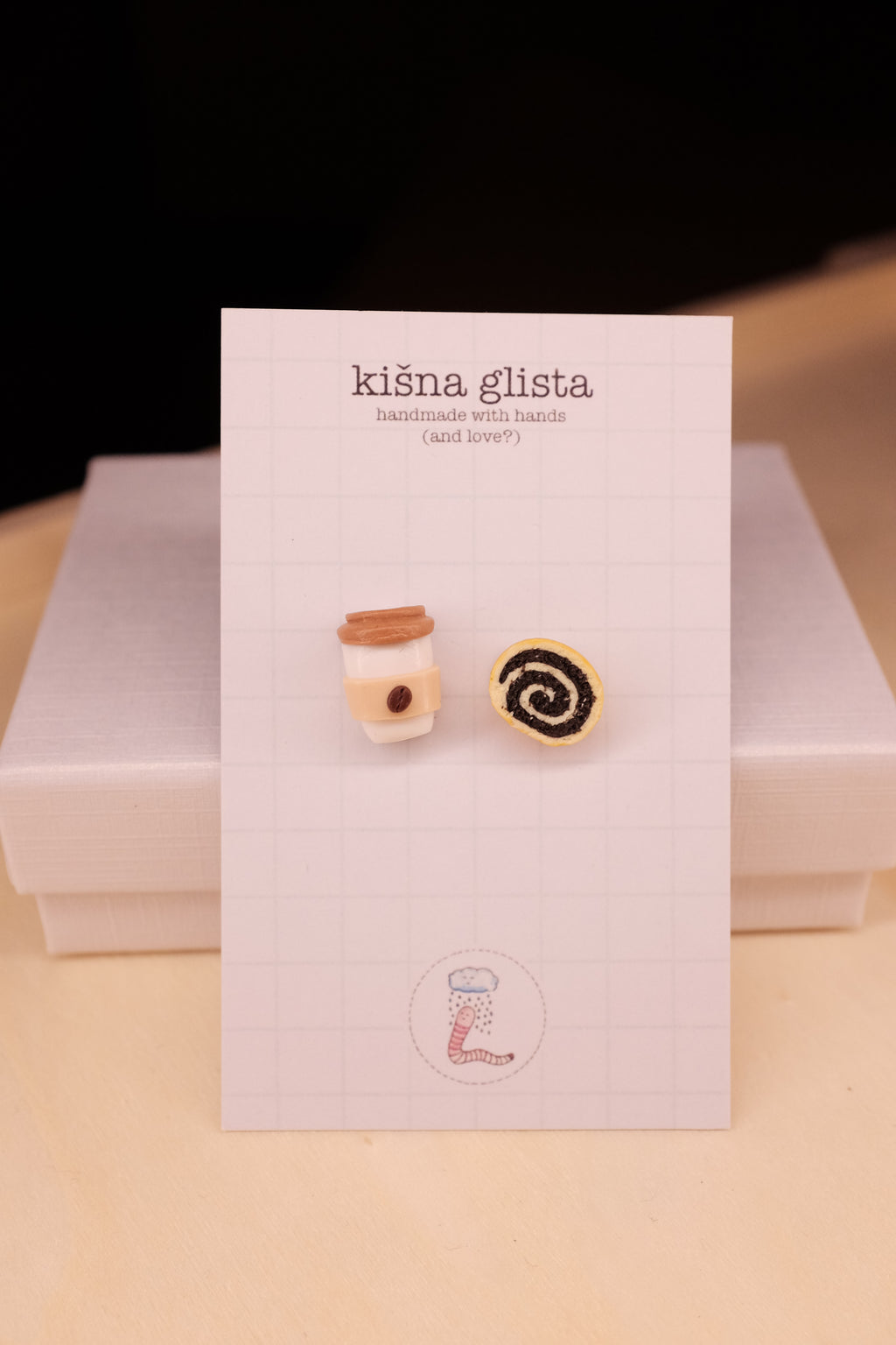 Kafa za poneti i slatkiš, minđuše sa iglicom