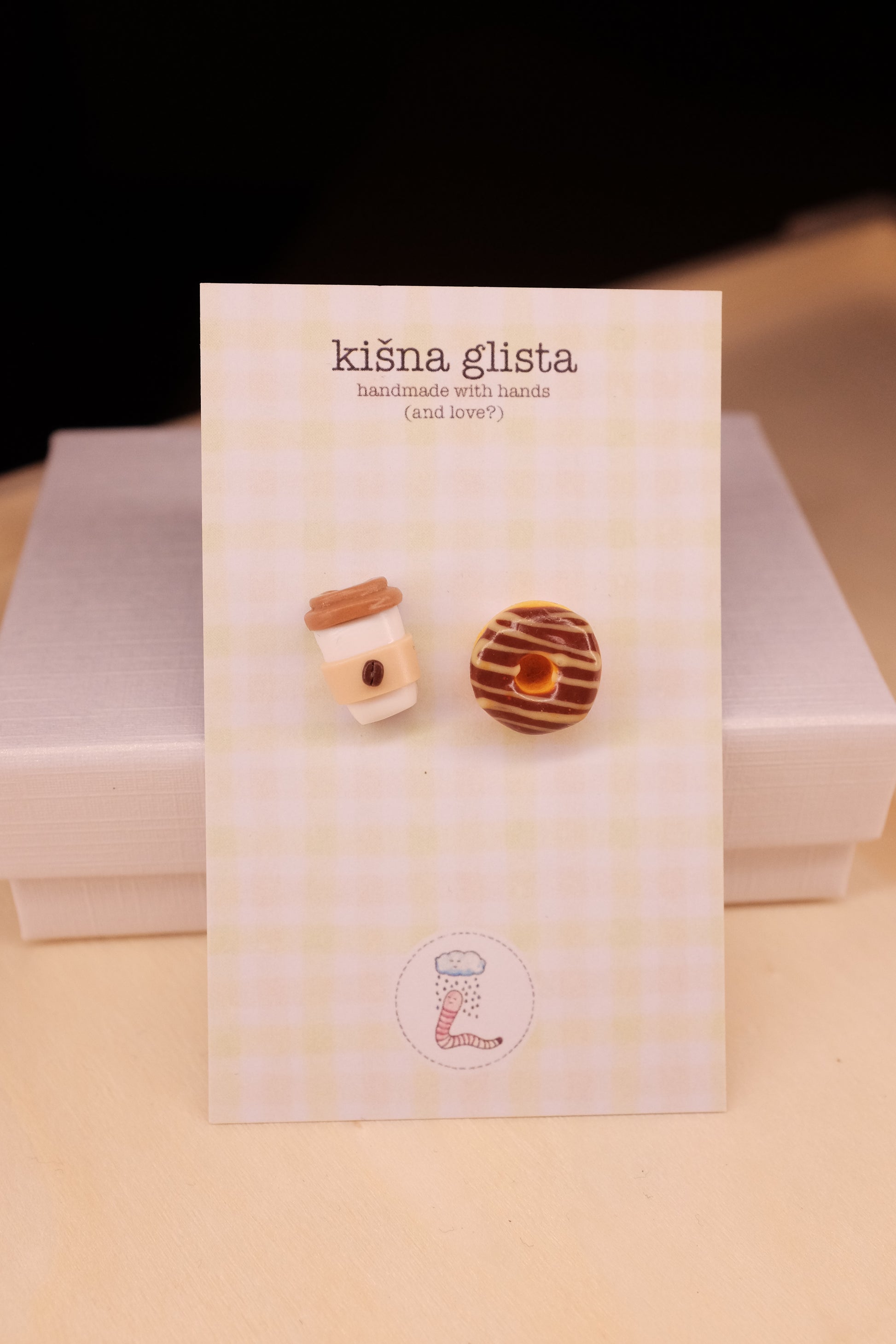 Kafa za poneti i slatkiš, minđuše sa iglicom