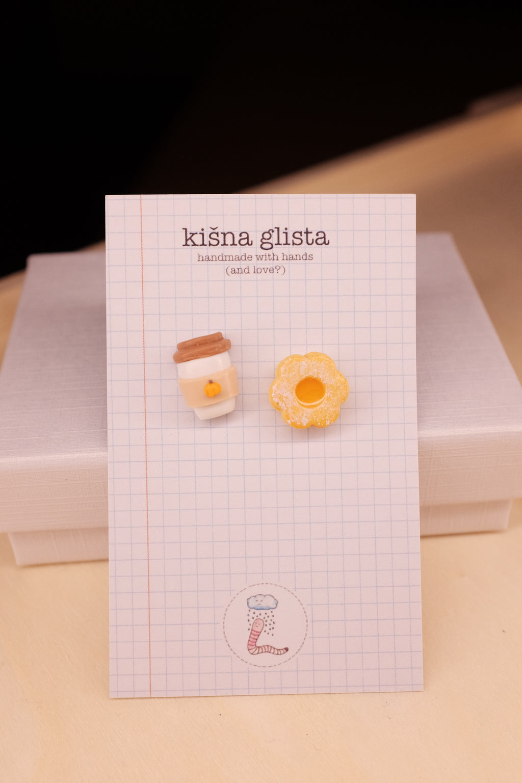 Kafa za poneti i slatkiš, minđuše sa iglicom