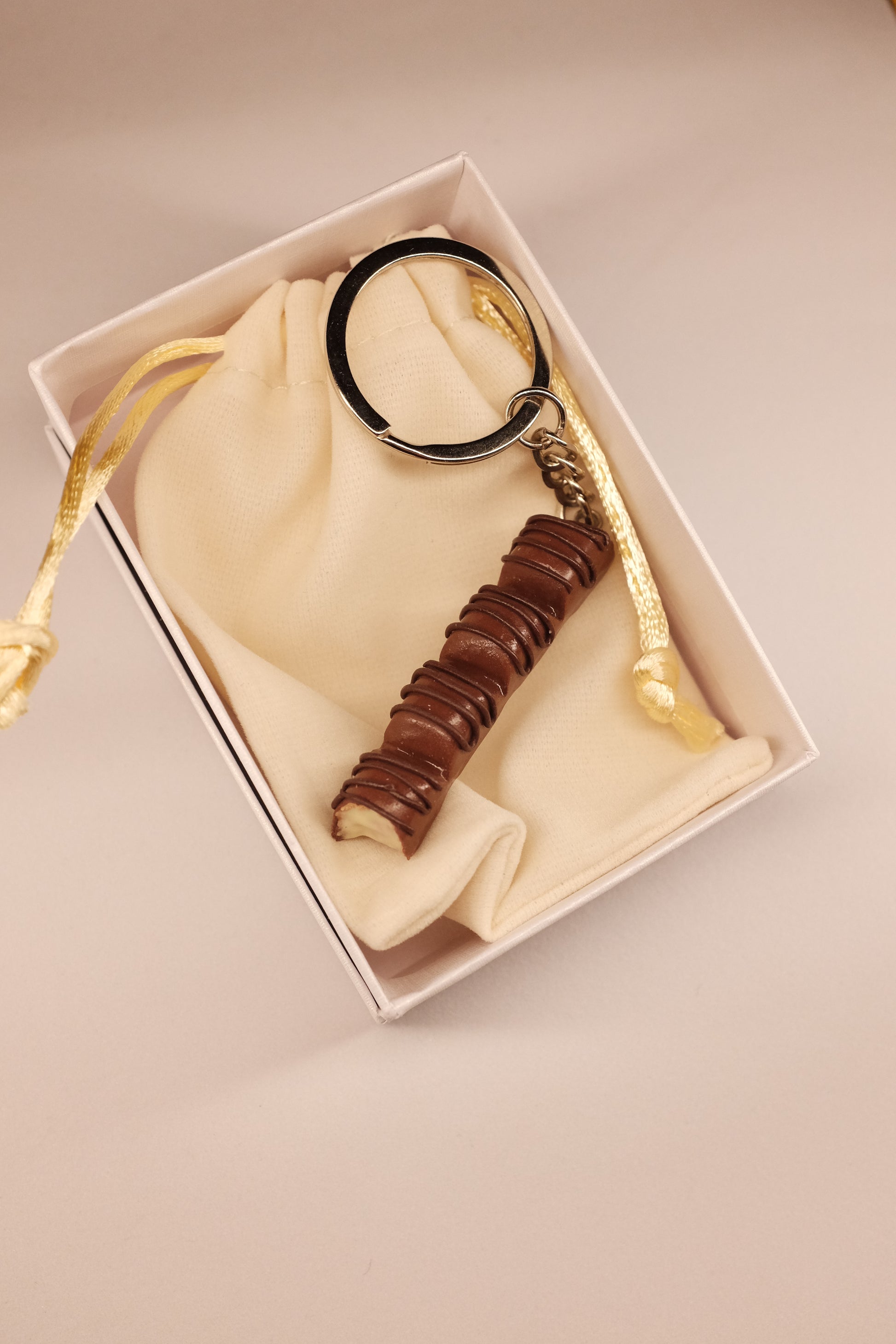Kinder bueno, privezak