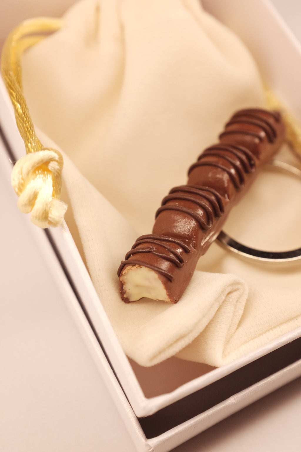 Kinder bueno, privezak
