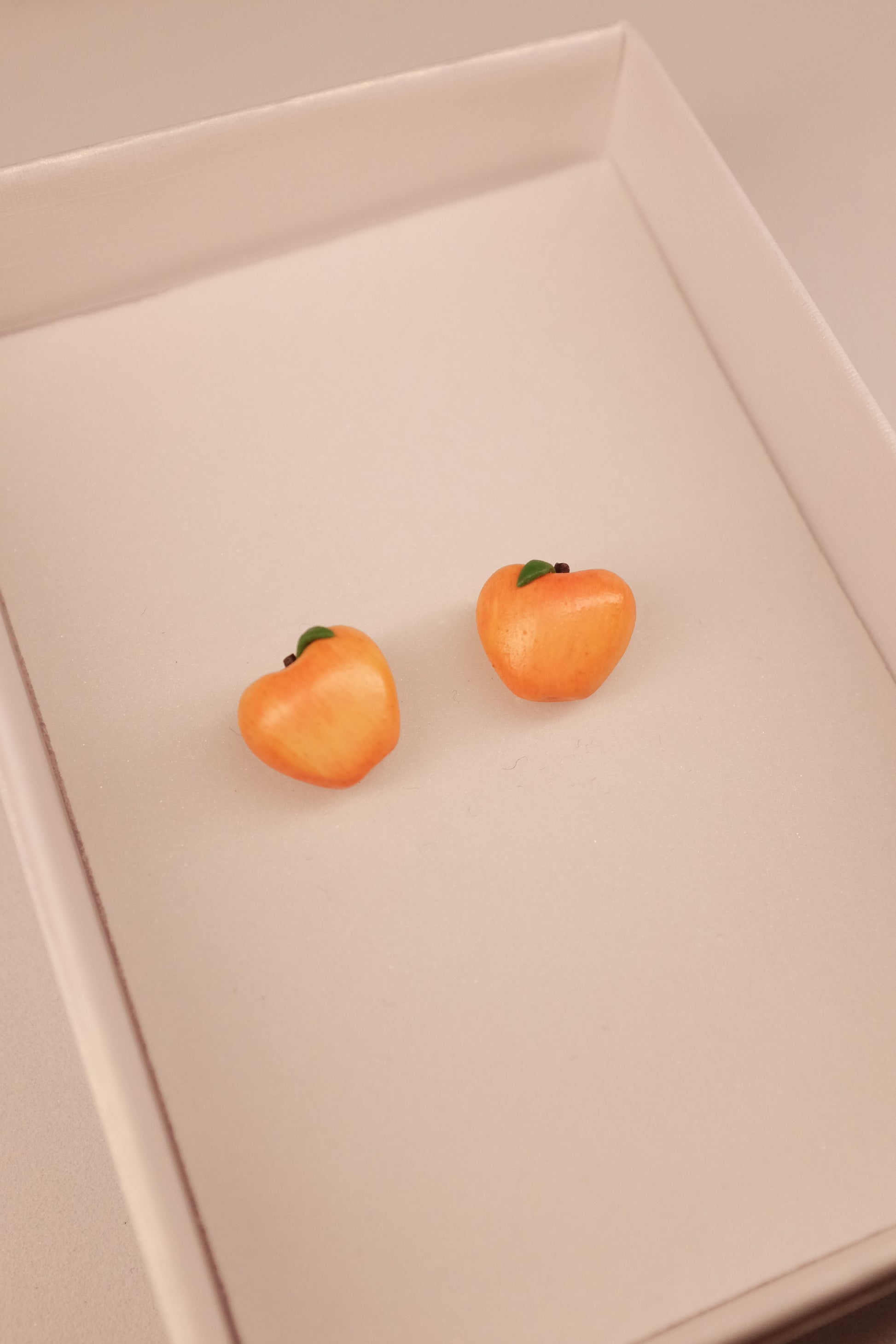 Jabuka, minđuše sa iglicom