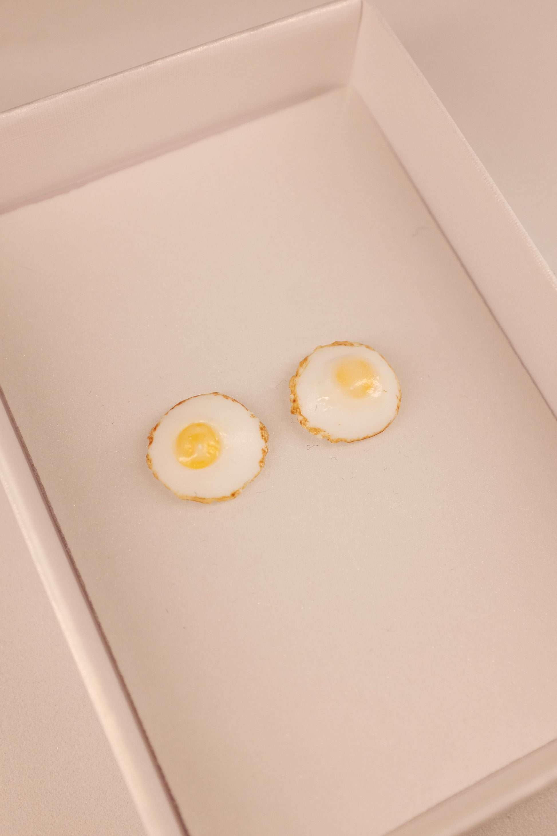 Jaje na oko, minđuše sa iglicom