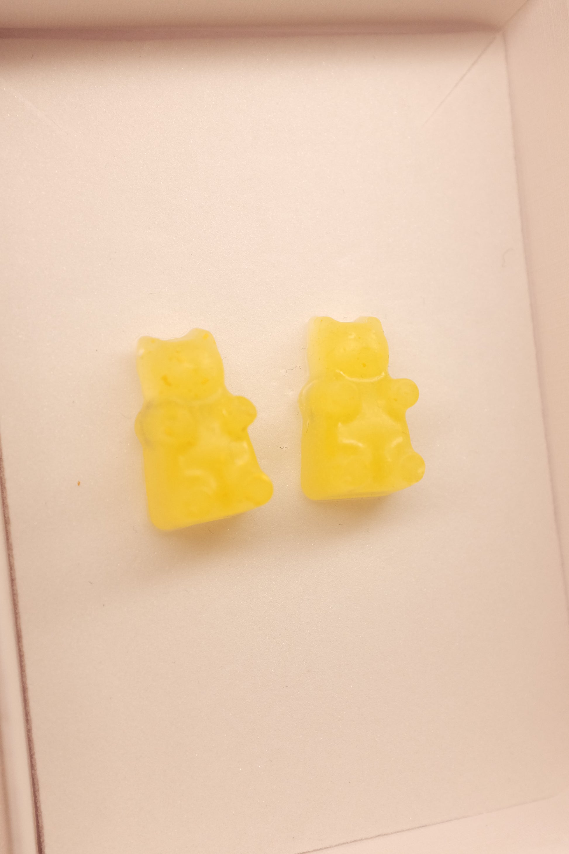 Gumene mede, minđuše sa iglicom