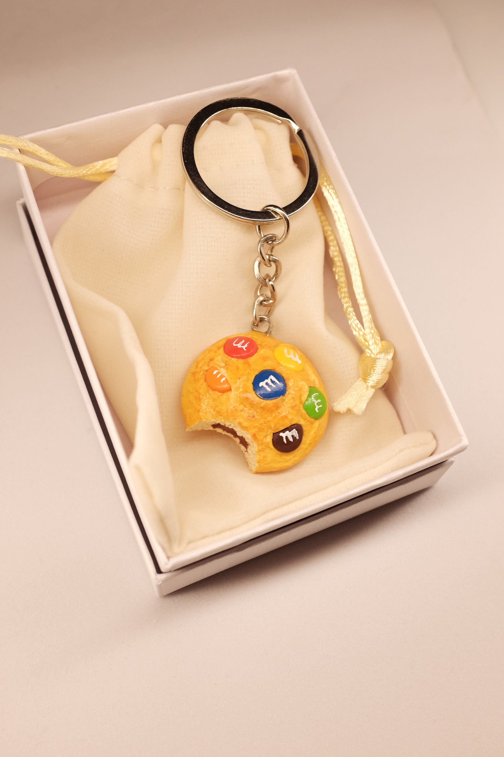 Keks sa m&m bombonicama, privezak