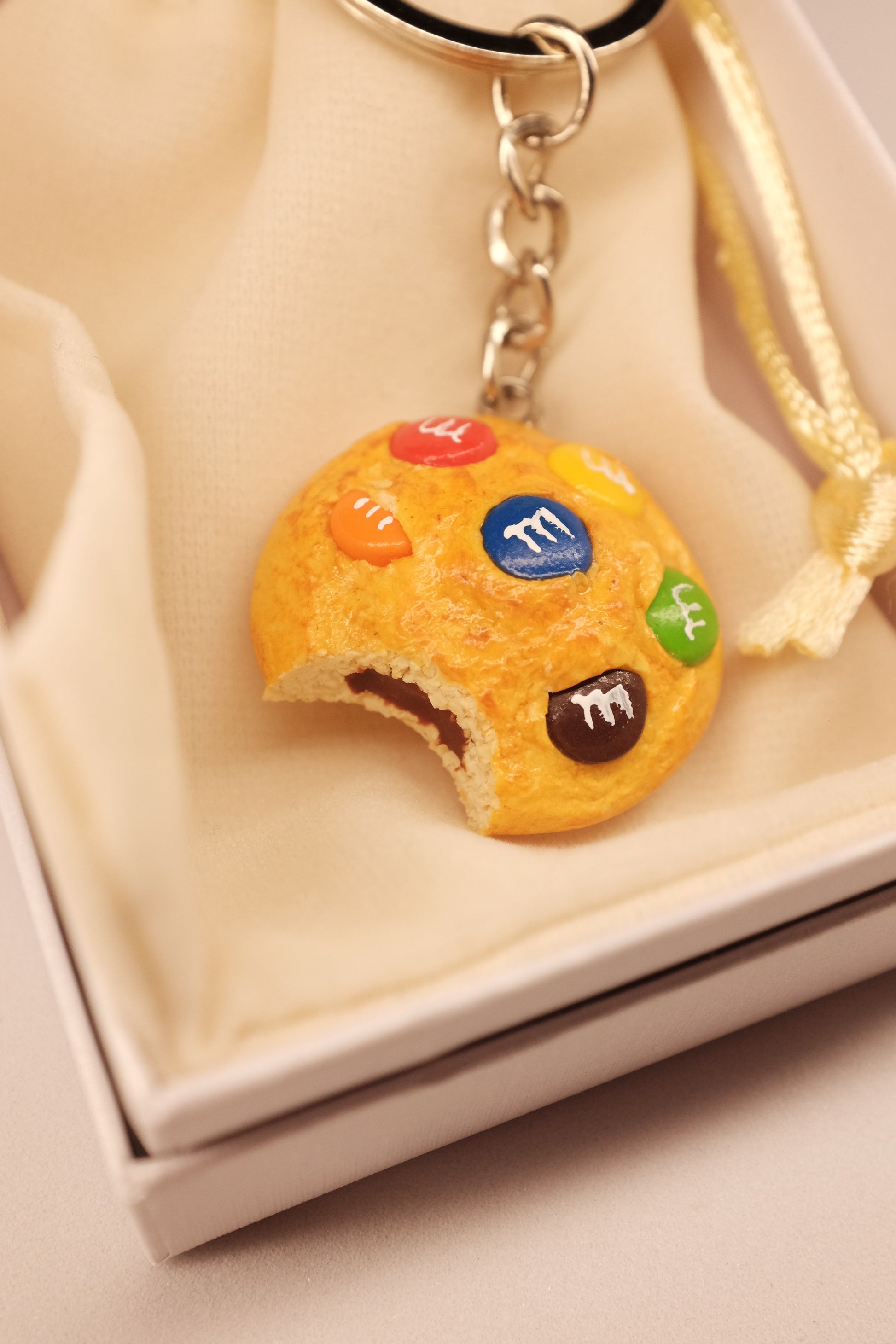Keks sa m&m bombonicama, privezak