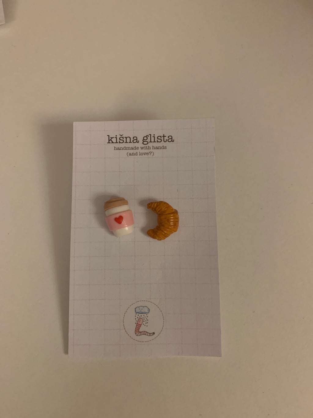 Kafa za poneti i slatkiš, minđuše sa iglicom