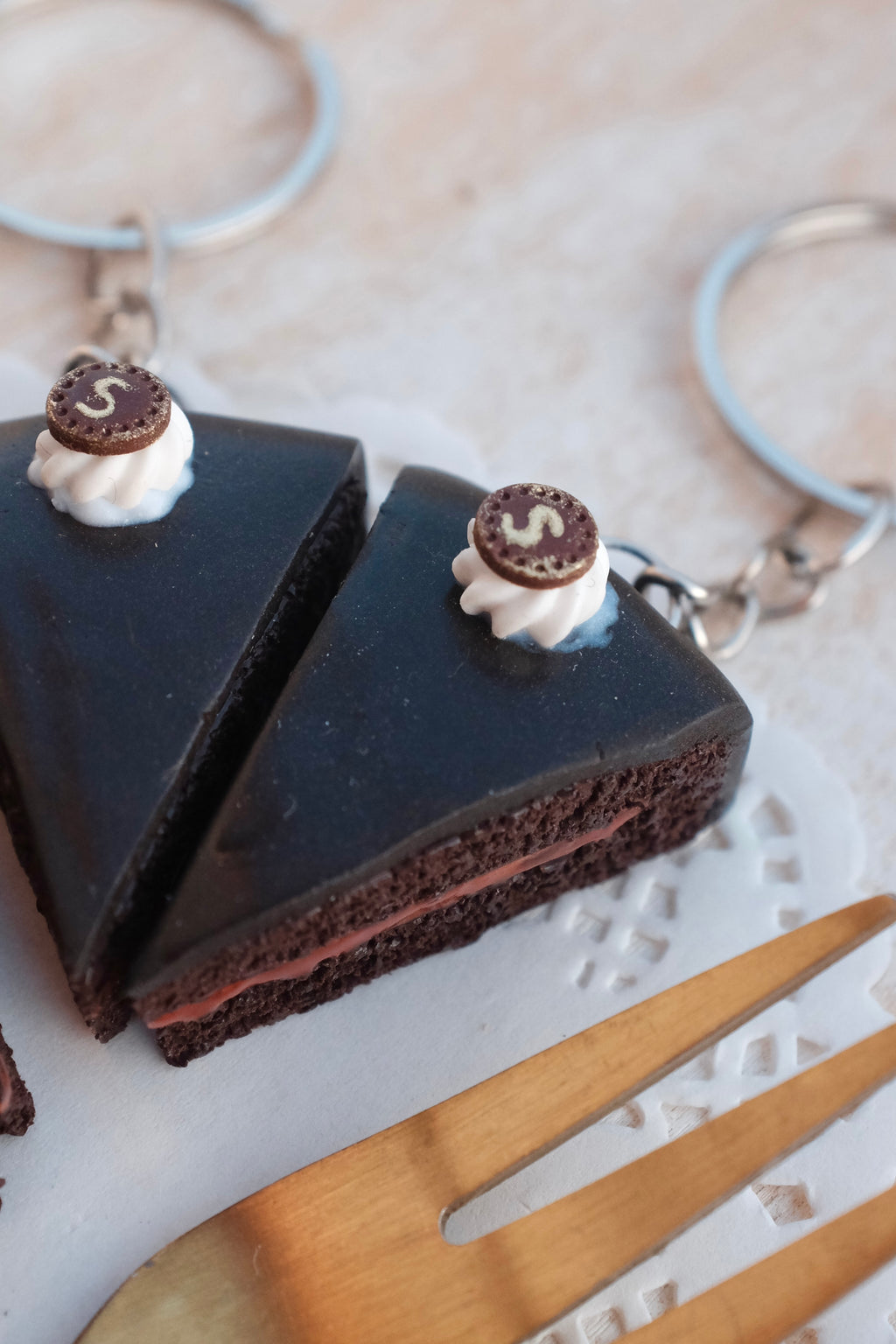Saher torta, privezak